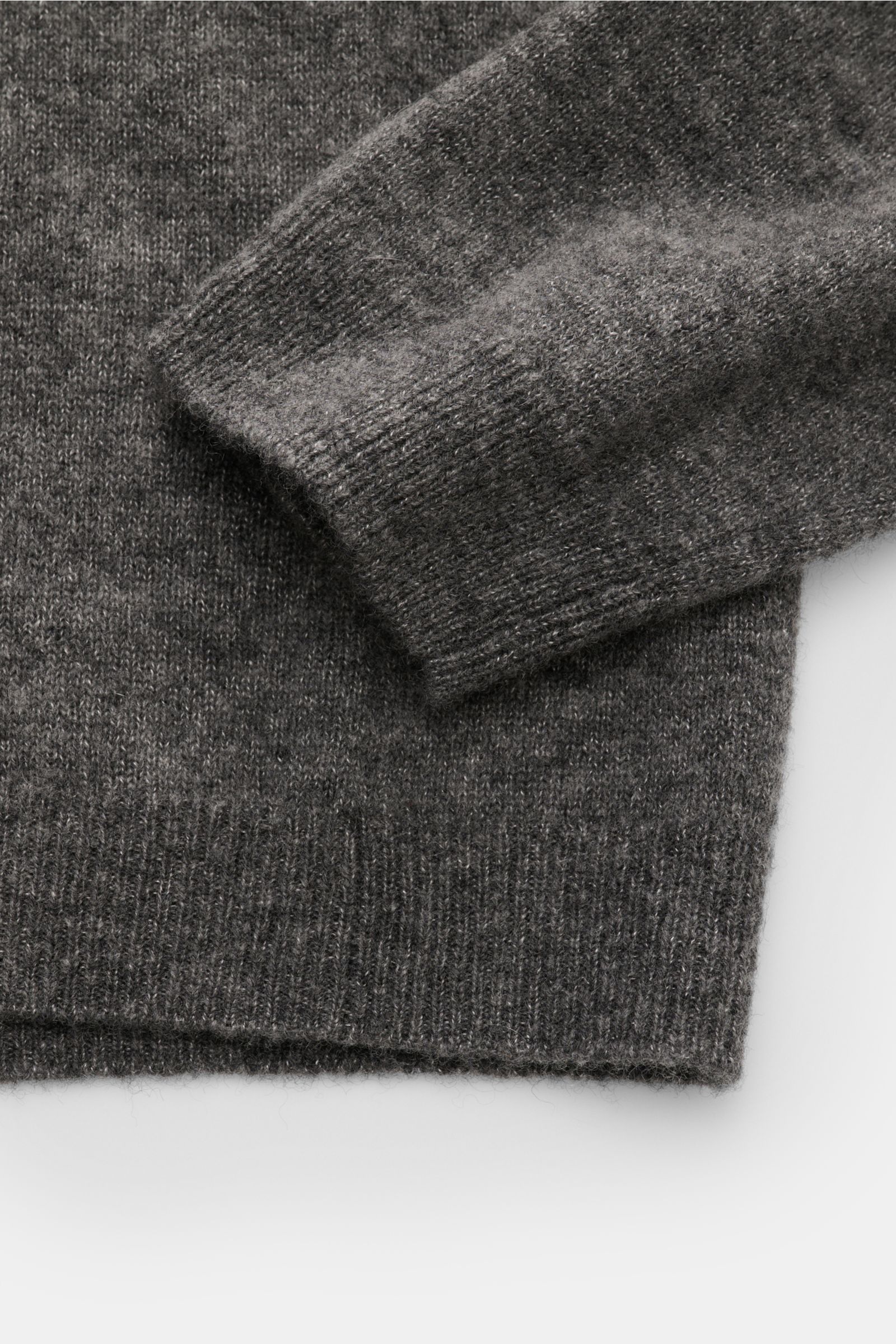 Close-up front view of Iris von Arnim Cashmere-Seide Rundhalspullover 'Amiro' dunkelgrau meliert showing soft, fine knit, ribbed cuffs, and hem. Der Rundhalspullover 'Amiro' bringt den Luxus von IRIS VON ARNIM auf den Punkt: Cashmere und Seide verschmelze