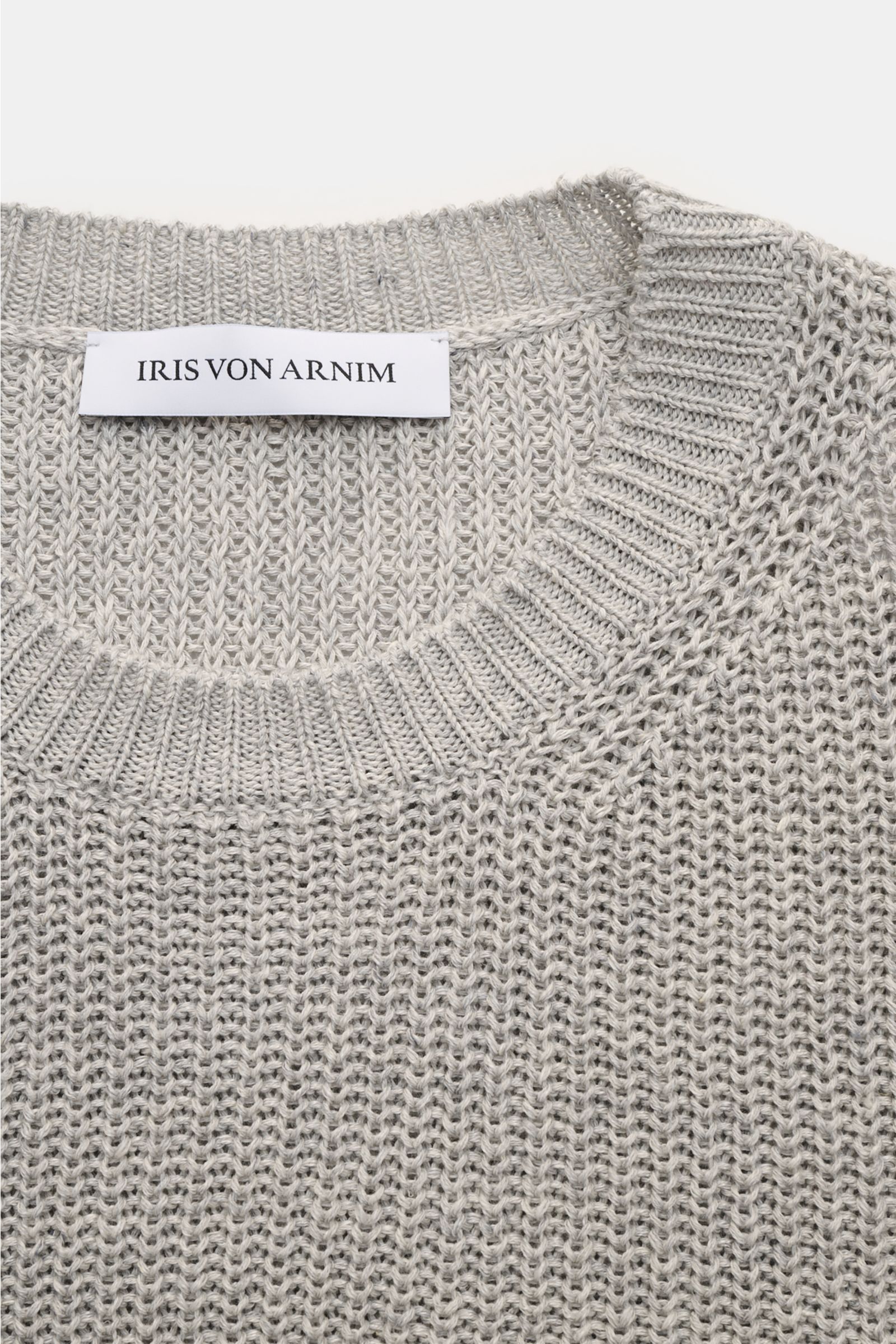 Iris von Arnim Rundhalspullover 'Leovan' grau meliert aus voluminösem Patentstrick, Leinen-Baumwoll-Mix, Regular Fit, Rundhalsausschnitt, Detailaufnahme von oben.