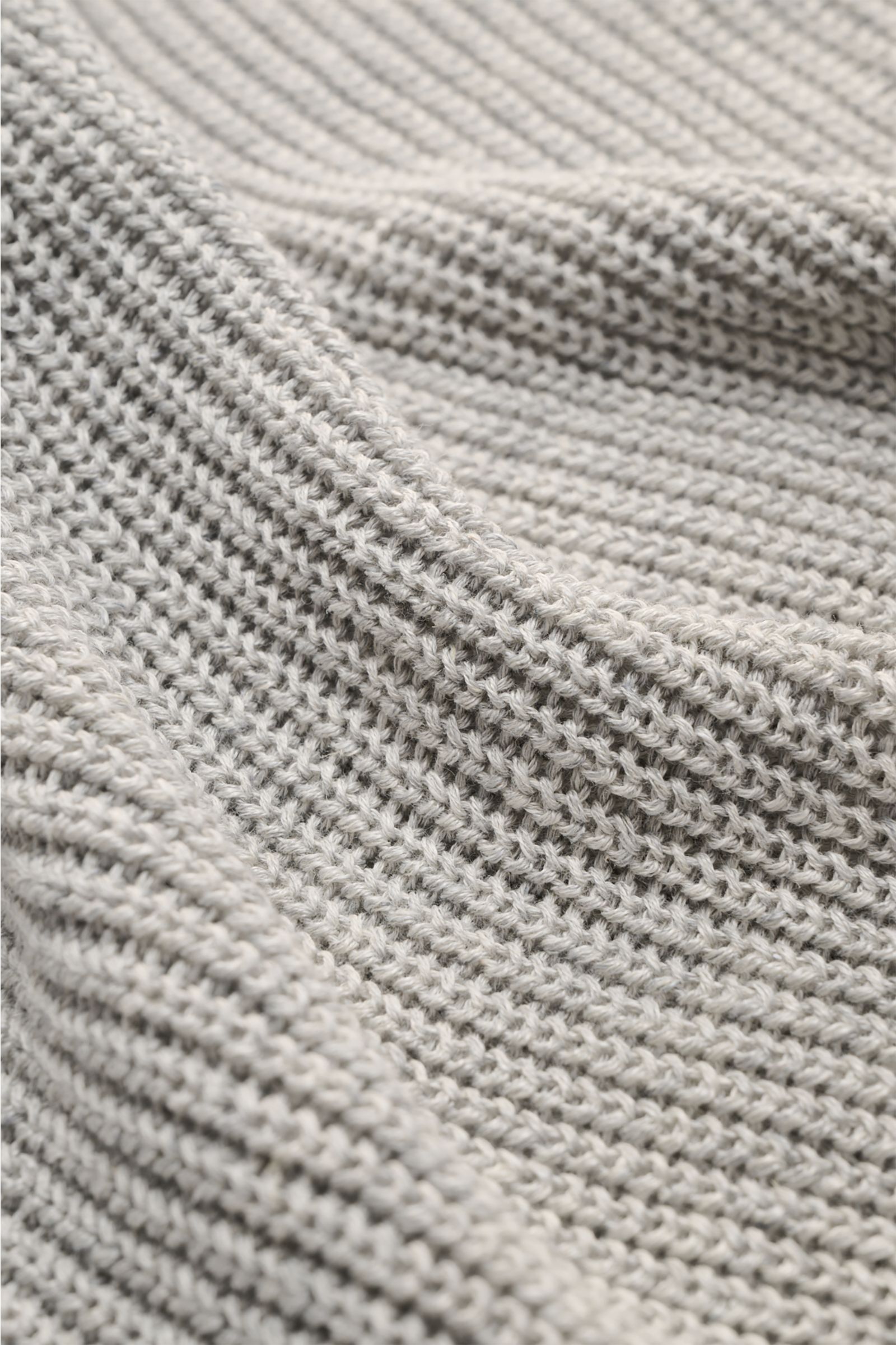 Nahaufnahme des voluminösen Patentstricks vom Iris von Arnim Rundhalspullover 'Leovan' grau meliert aus Leinen-Baumwoll-Mix, textile Struktur sichtbar.