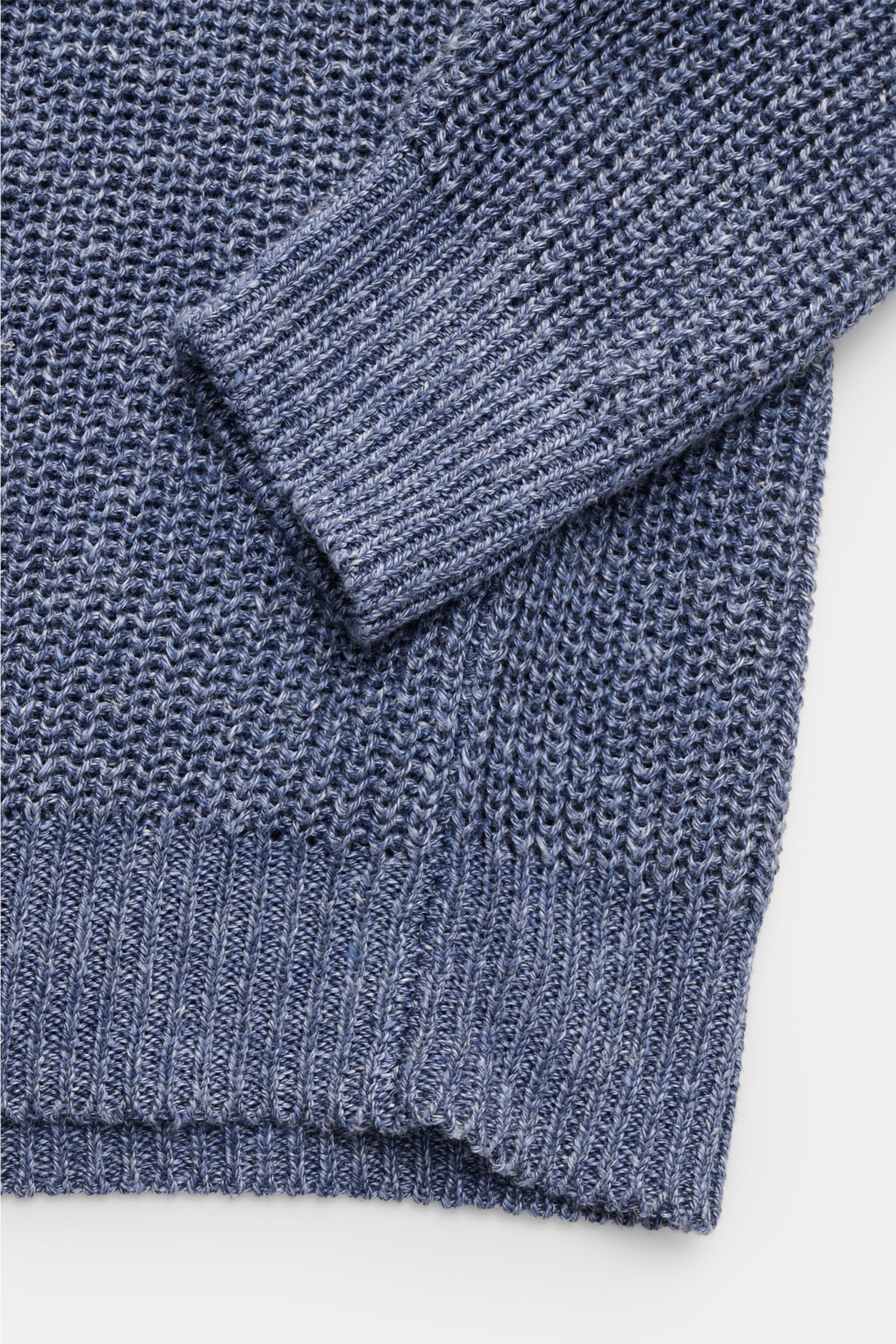 Nahaufnahme des Iris von Arnim Rundhalspullover 'Leovan' rauchblau meliert aus voluminösem Patentstrick, Leinen-Baumwoll-Mix, Regular Fit, Rundhalsausschnitt.