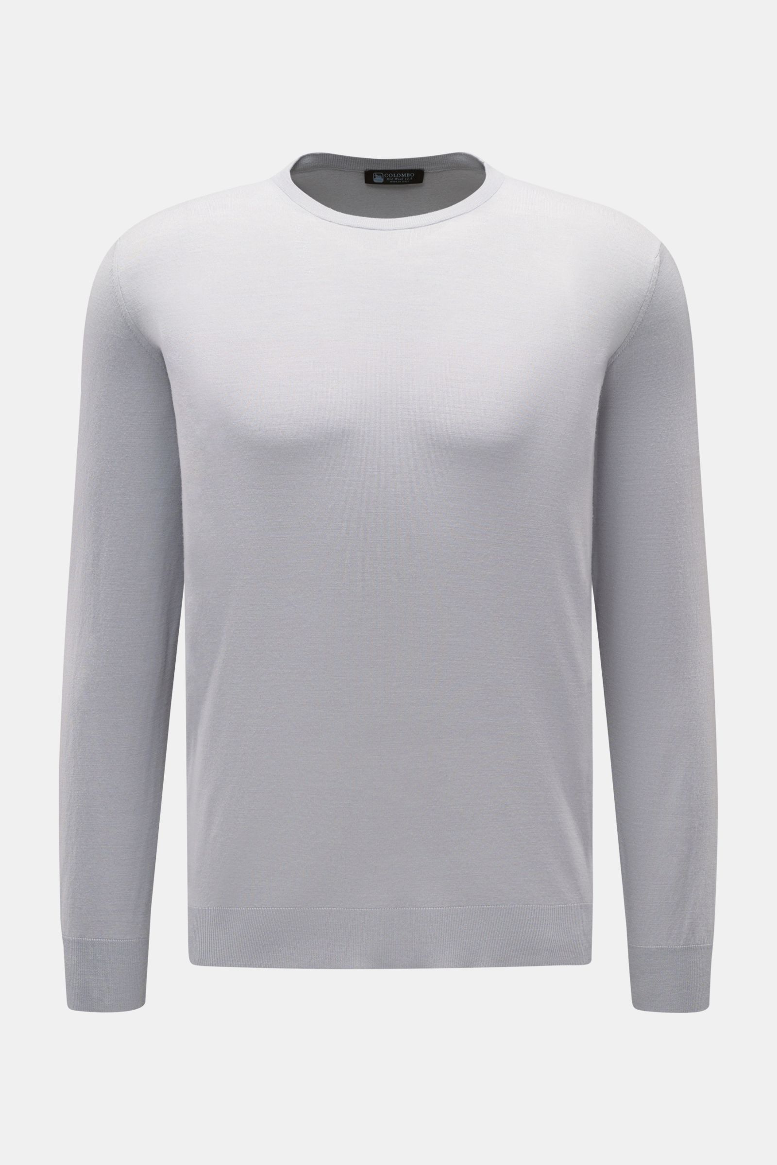 Colombo Rundhalspullover rauchblau, frontal fotografiert, aus exklusiver Kid Wool mit Rundhalsausschnitt, Regular Fit und weichen Rippbündchen.