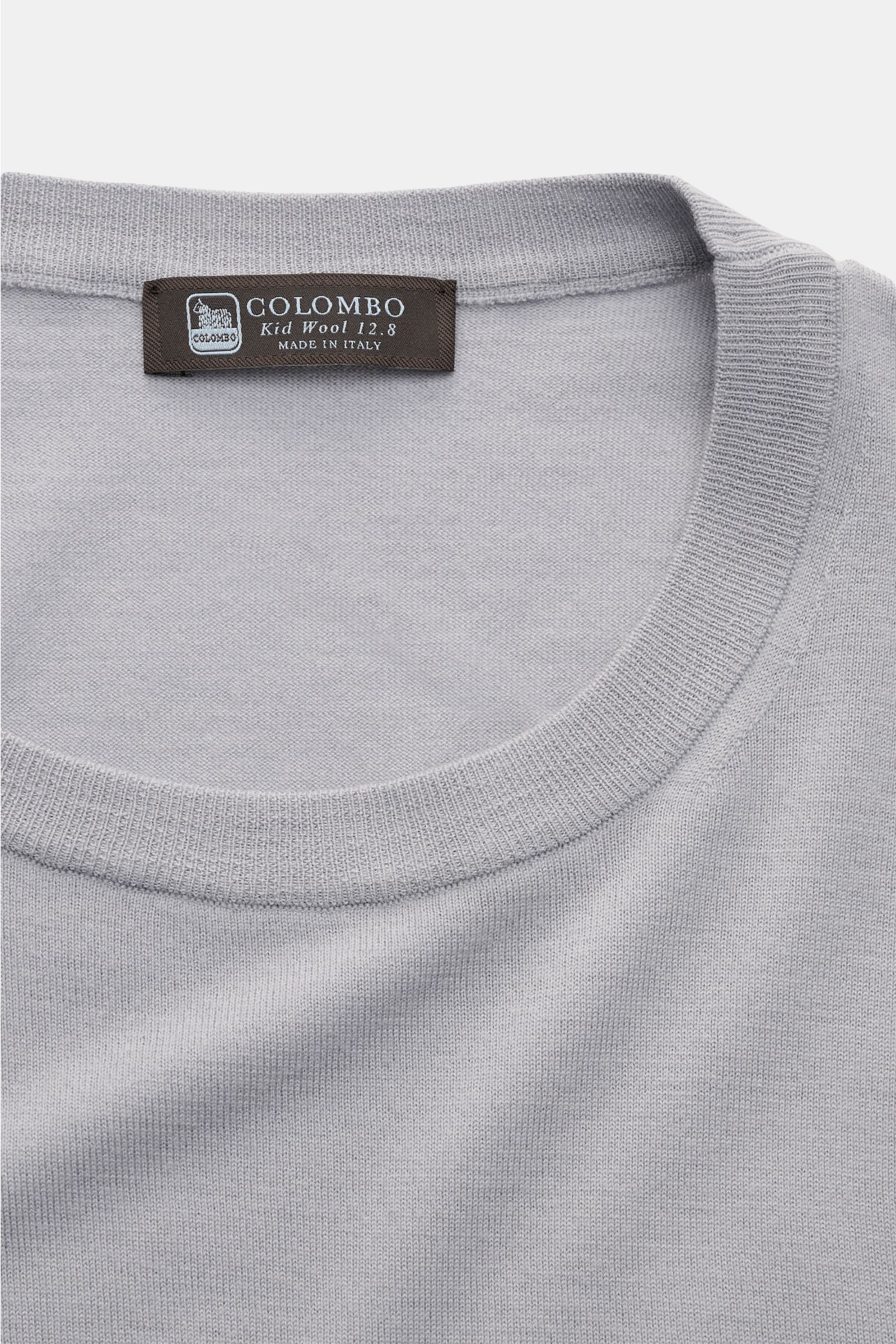 Nahe Aufnahme des Colombo Rundhalspullover rauchblau aus exklusiver Kid Wool mit Rundhalsausschnitt, weichem Griff und Rippbündchen.