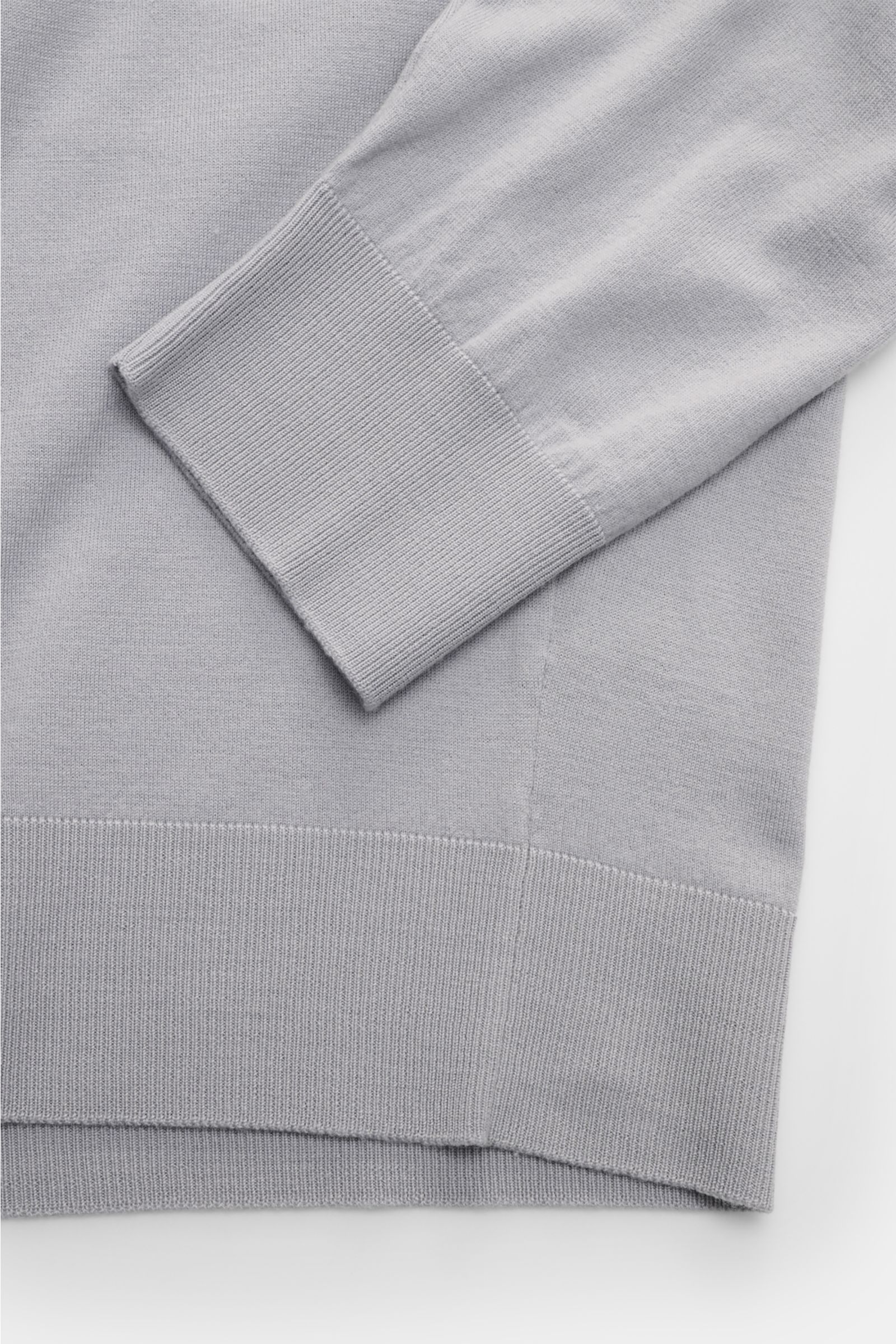 Colombo Rundhalspullover rauchblau, Detailaufnahme von Ärmel und Saum, feiner Kid Wool Strick, weicher Griff, Regular Fit, Rippbündchen