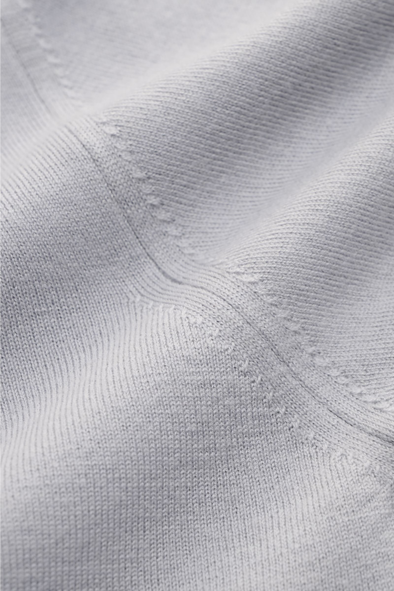 Nahaufnahme des rauchblauen Colombo Rundhalspullover aus feiner Kid Wool, Regular Fit, mit weichem Griff, Rundhalsausschnitt und Rippbündchen.