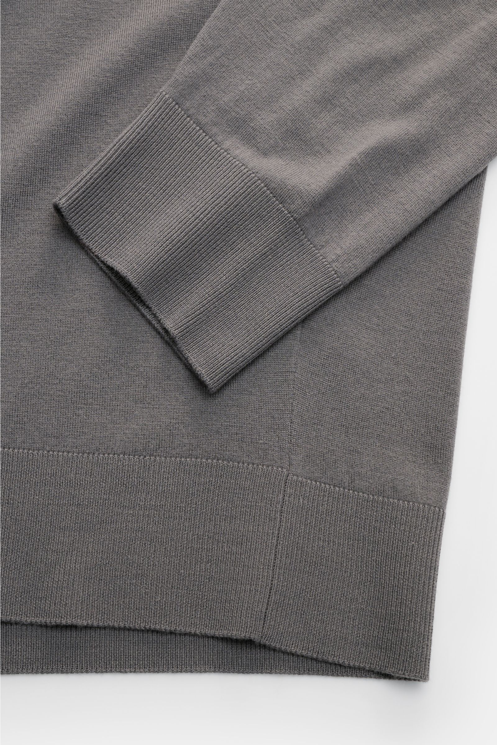 Close-up top-down view of the Colombo Crew neck jumper dark grey sleeve and hem, made from exclusive soft Kid Wool, pure wool, regular fit, ribbed bands.

Description: Subtle luxury: Made from exclusive 'Kid Wool', this elegant fine knit crew neck jump