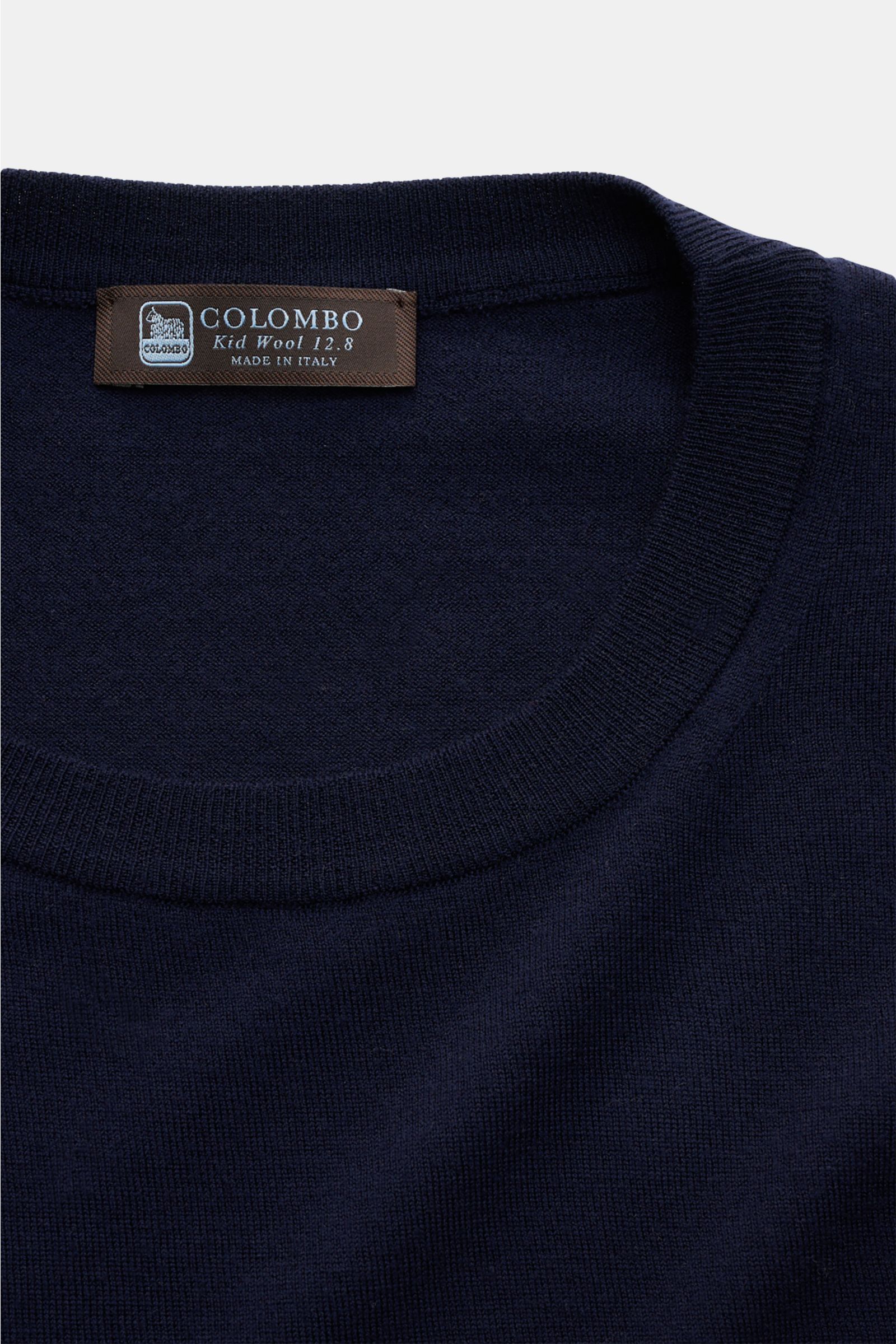 Nahaufnahme des navyfarbenen Colombo Rundhalspullover navy aus reiner Kid Wool mit Rundhalsausschnitt und Rippbündchen, Regular Fit, hochwertiger Feinstrick.