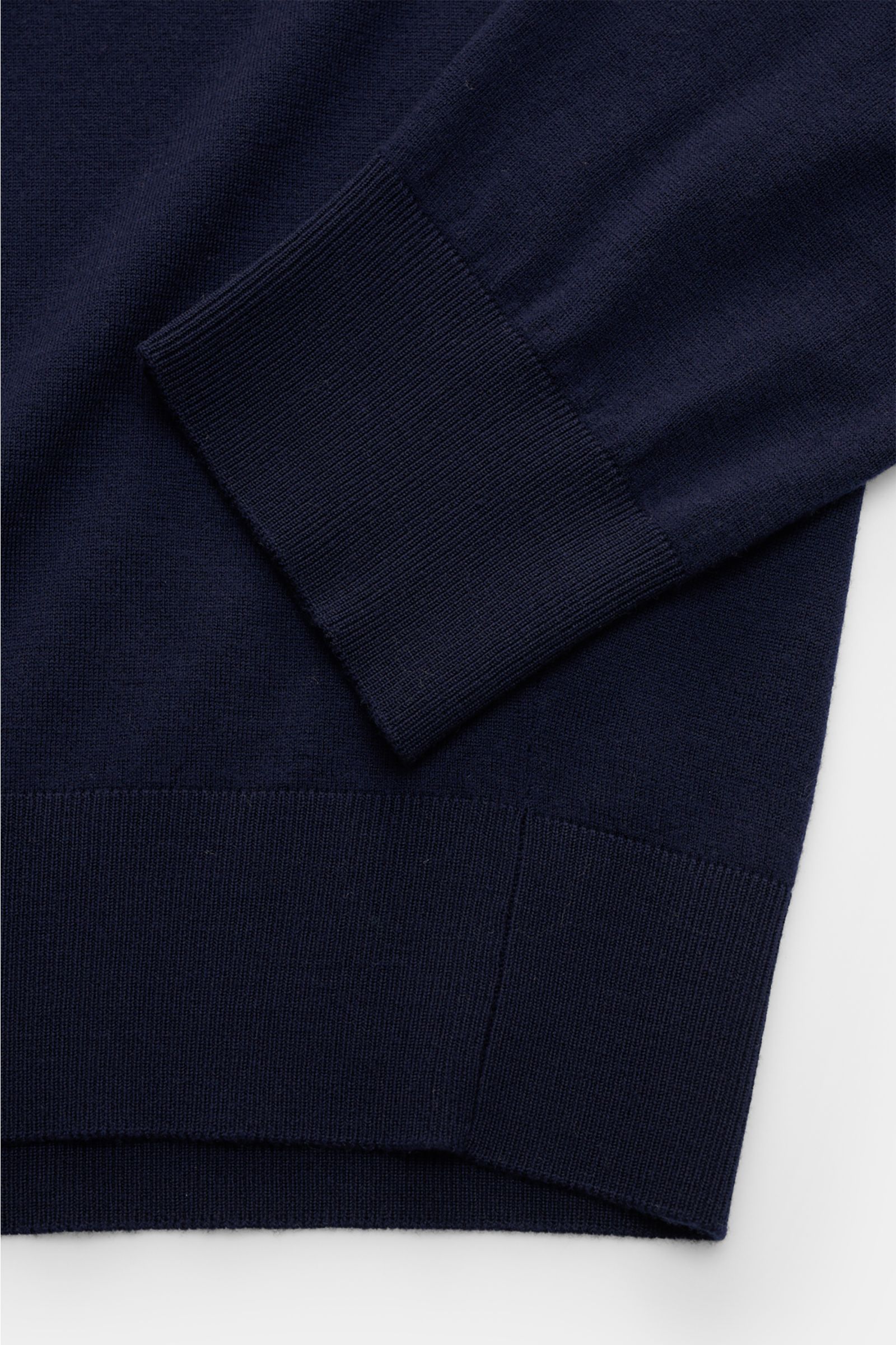 Colombo Rundhalspullover navy in Nahaufnahme von Ärmel und Bund, fein gestrickt aus reiner Kid Wool, Regular Fit, weicher Griff, Rippbündchen.