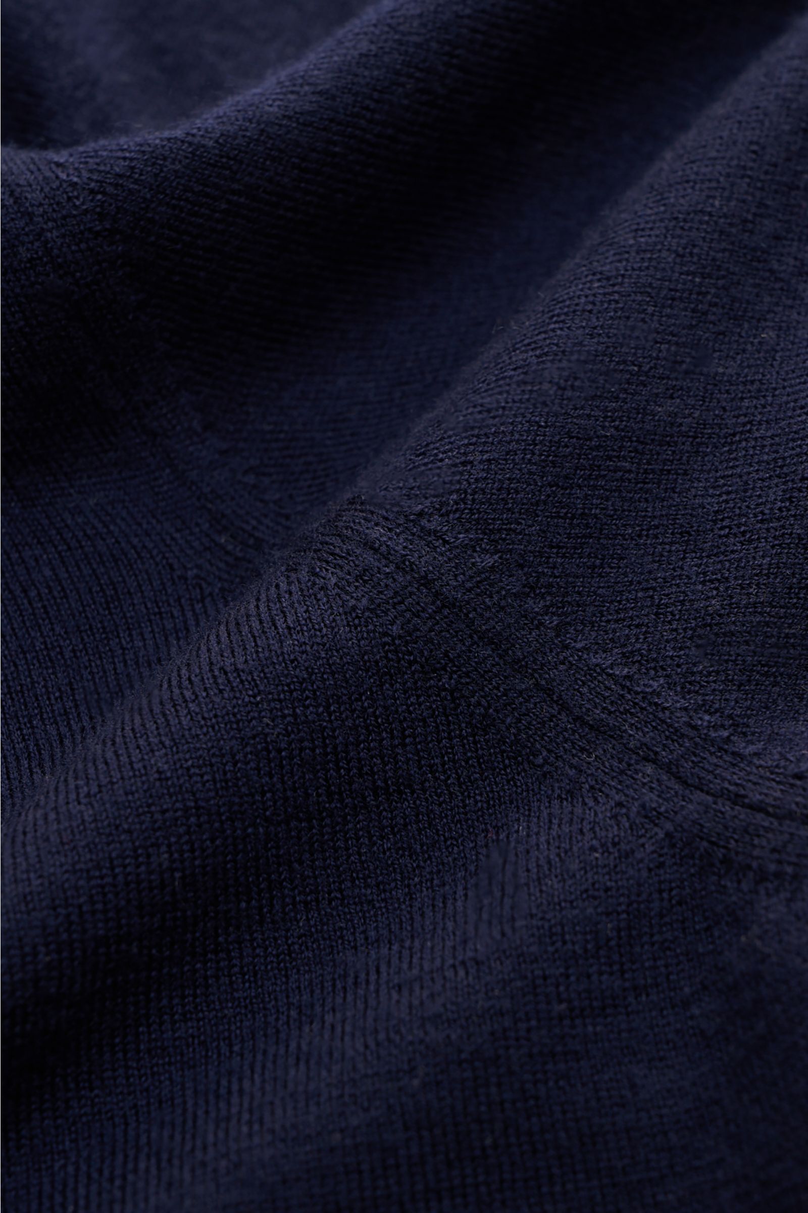 Colombo Rundhalspullover navy aus reiner Kid Wool, Detailaufnahme der feinen Strickstruktur mit weichem Griff, Regular Fit, Rundhalsausschnitt.