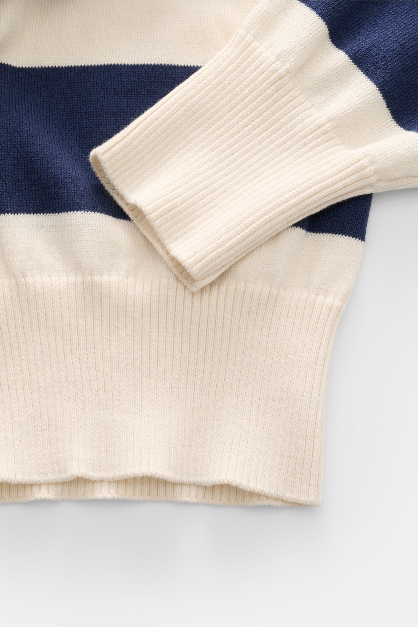 Nahaufnahme von B.F. Knitwear Rundhalspullover navy/creme gestreift, feiner Baumwollstrick, Slim Fit, Rundhalsausschnitt, elastische Bündchen, abgesteppte Nähte.