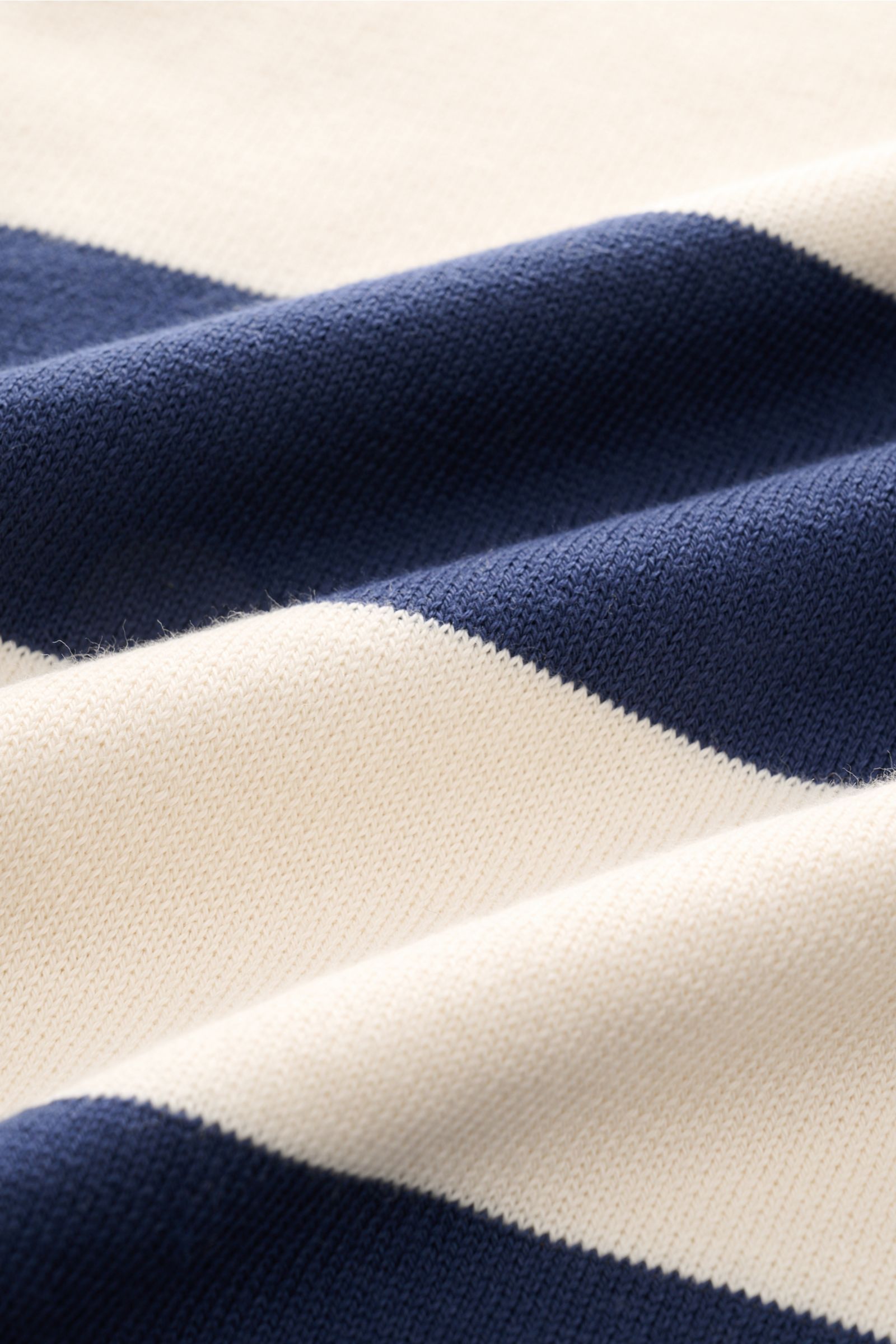 B.F. Knitwear Rundhalspullover navy/creme gestreift, feiner Sommerstrick aus reiner Baumwolle mit weichem Griff, Streifenmuster, Slim Fit, Detailaufnahme Stoffstruktur.