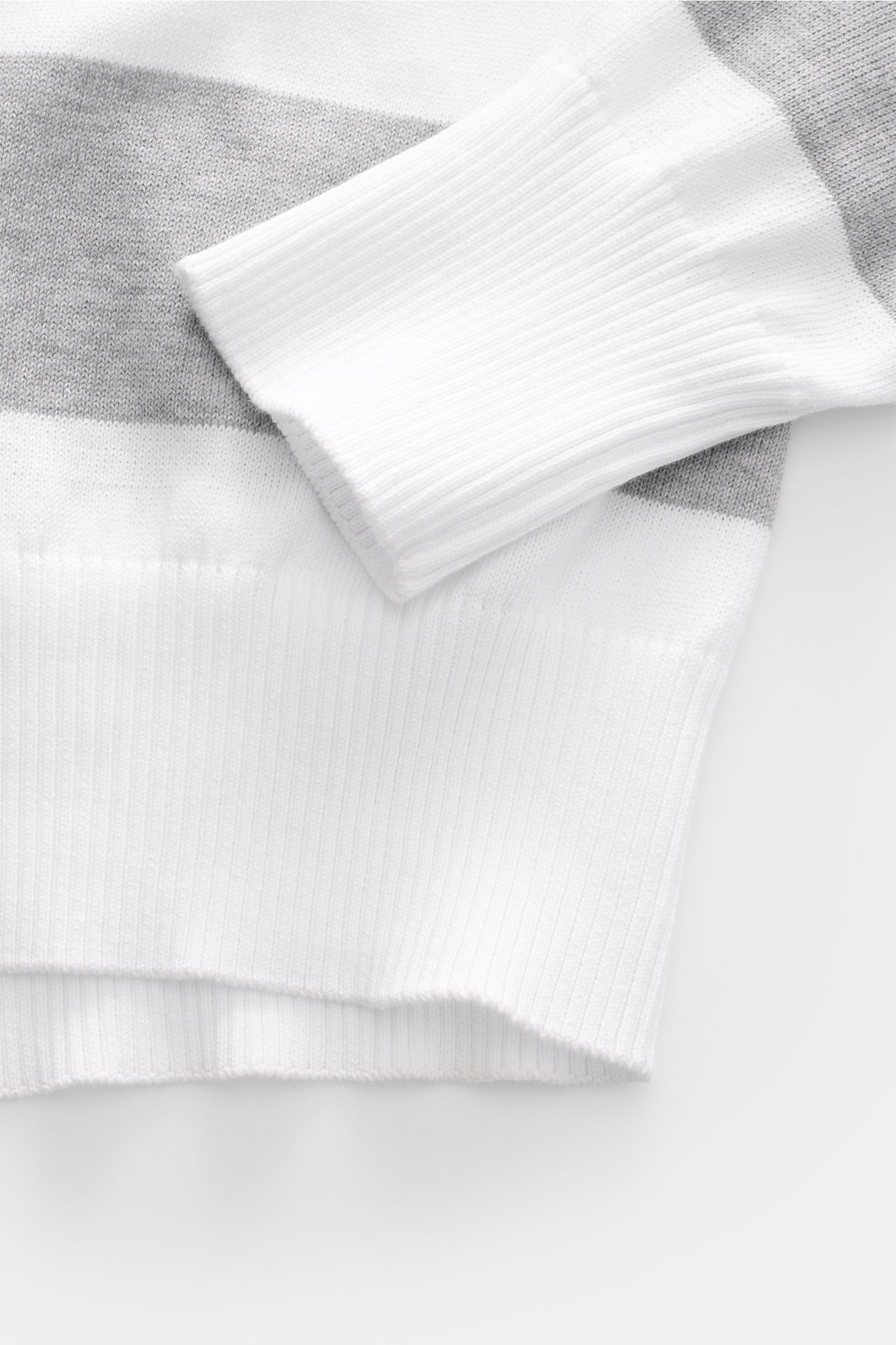 B.F. Knitwear Rundhalspullover grau/weiß gestreift, Detailaufnahme von Bündchen und Saum, leichte Baumwolle, feines Strickbild, Slim Fit.
