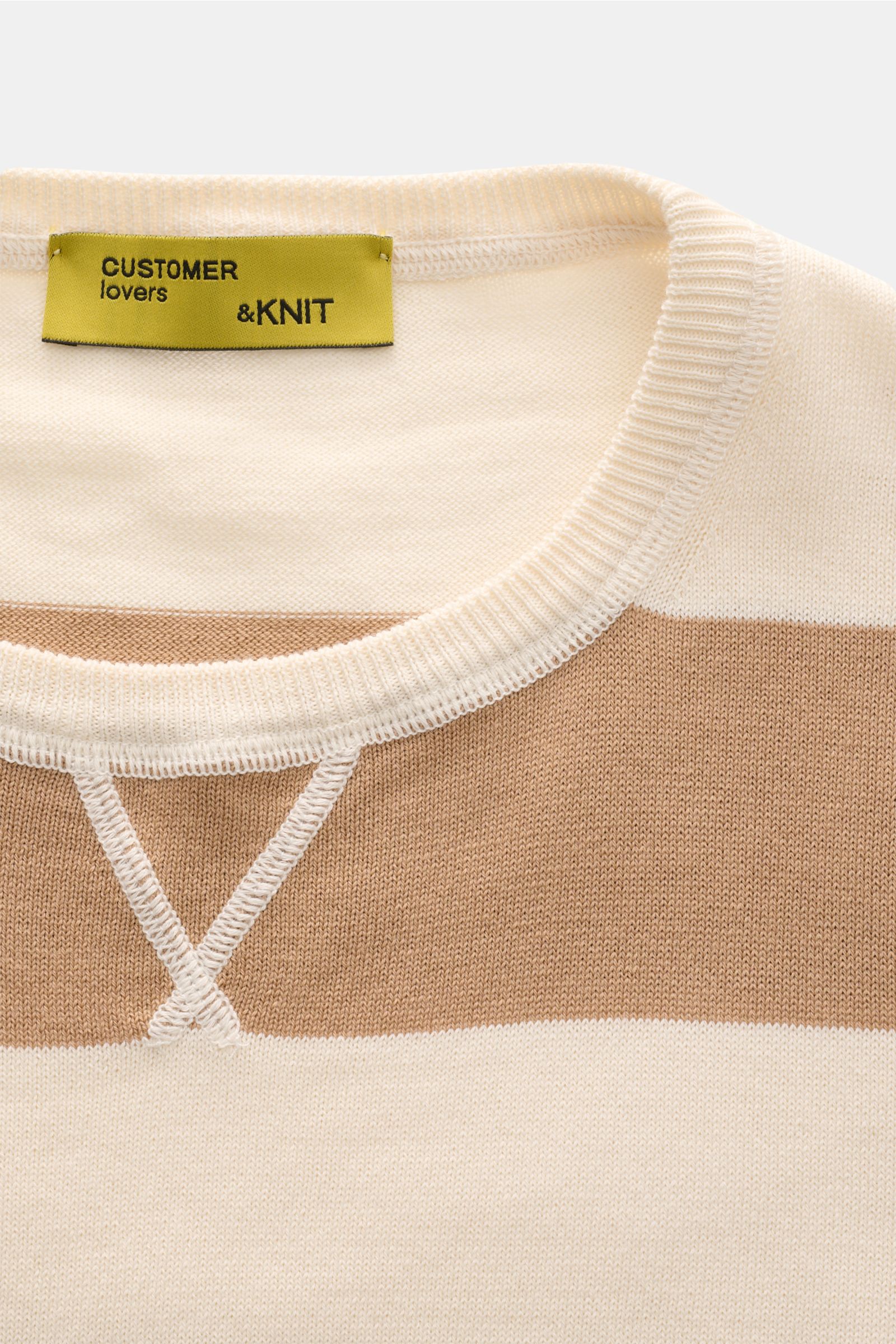 B.F. Knitwear Rundhalspullover hellbraun/creme gestreift, Slim Fit, feines Strickbild, Rundhalsausschnitt, elastische Bündchen, Detailaufnahme von oben.