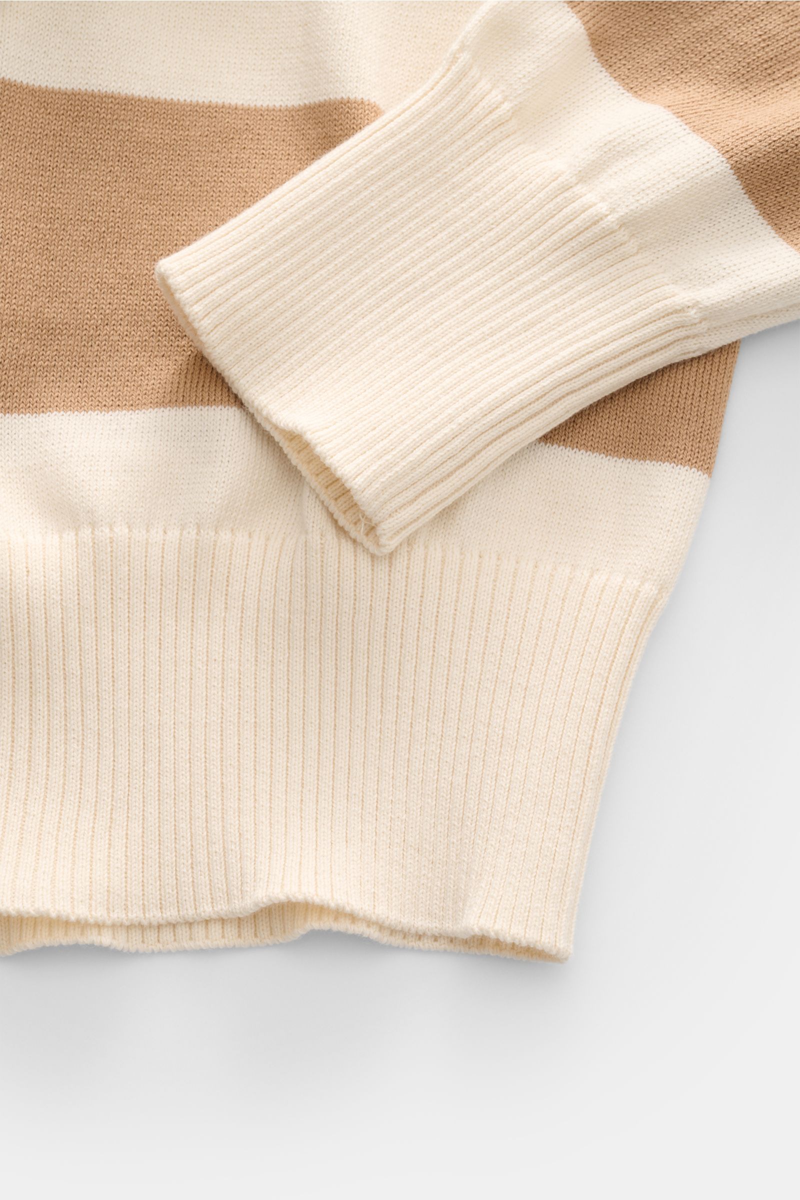 B.F. Knitwear Rundhalspullover hellbraun/creme gestreift aus leichter Baumwolle, Slim Fit, feinem Strickbild, Rundhalsausschnitt, elastischen Bündchen, Nahaufnahme von Ärmel und Saum.
