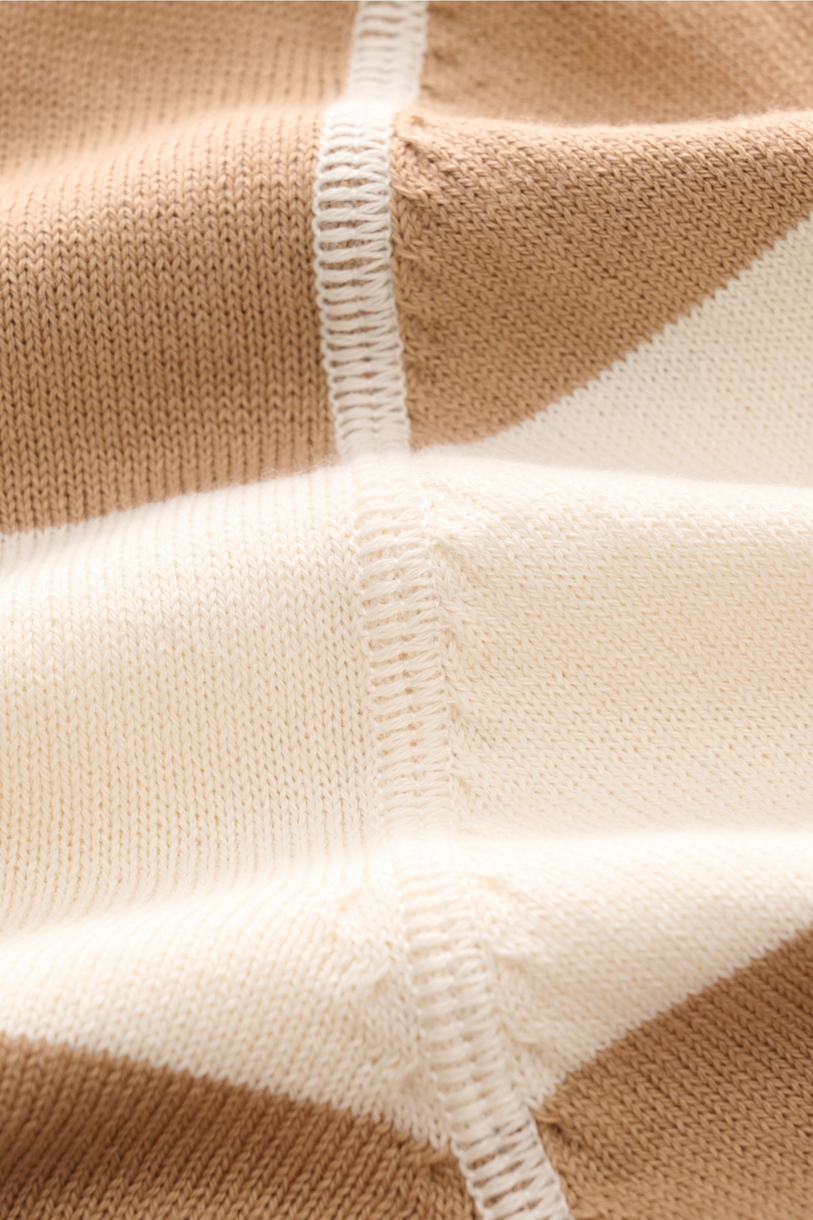 Nahaufnahme aus schräger Perspektive des B.F. Knitwear Rundhalspullover hellbraun/creme gestreift mit feinem Strickbild, reiner Baumwolle und abgesteppter Naht.