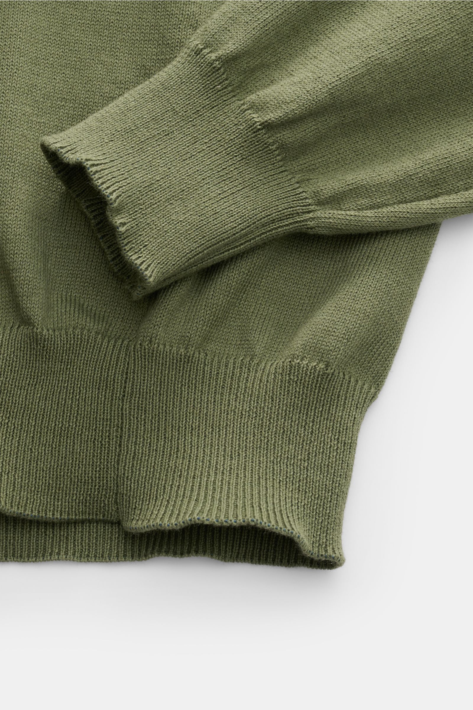 B.F. Knitwear Rundhalspullover oliv aus reiner Baumwolle, Slim Fit, mit Rundhalsausschnitt und Rippbündchen, Detailaufnahme von Ärmeln und Saum.