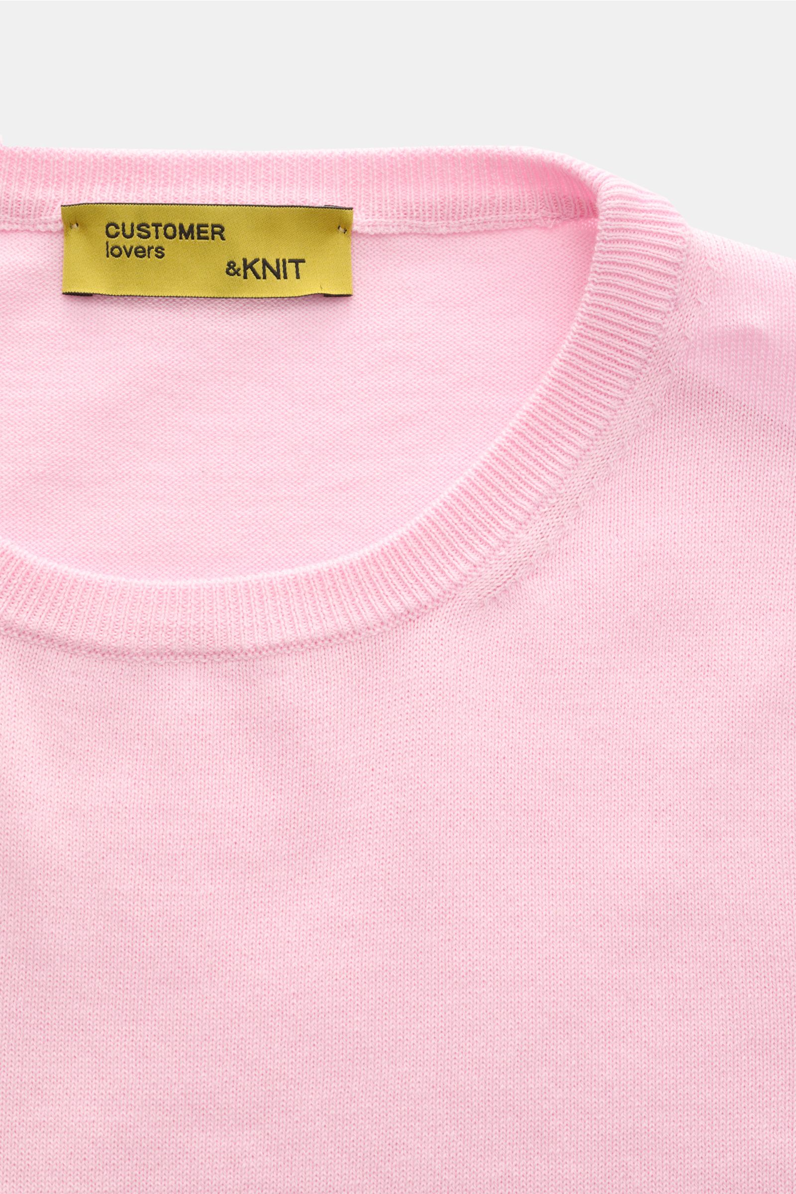 Close-up top view of B.F. Knitwear Crew neck jumper rose in pure cotton, showing fine knit, soft feel, slim fit, ribbed bands, and crew neck.

A versatile essential for spring: This crew neck jumper in pure cotton by B.F. KNITWEAR enhances any wardrobe