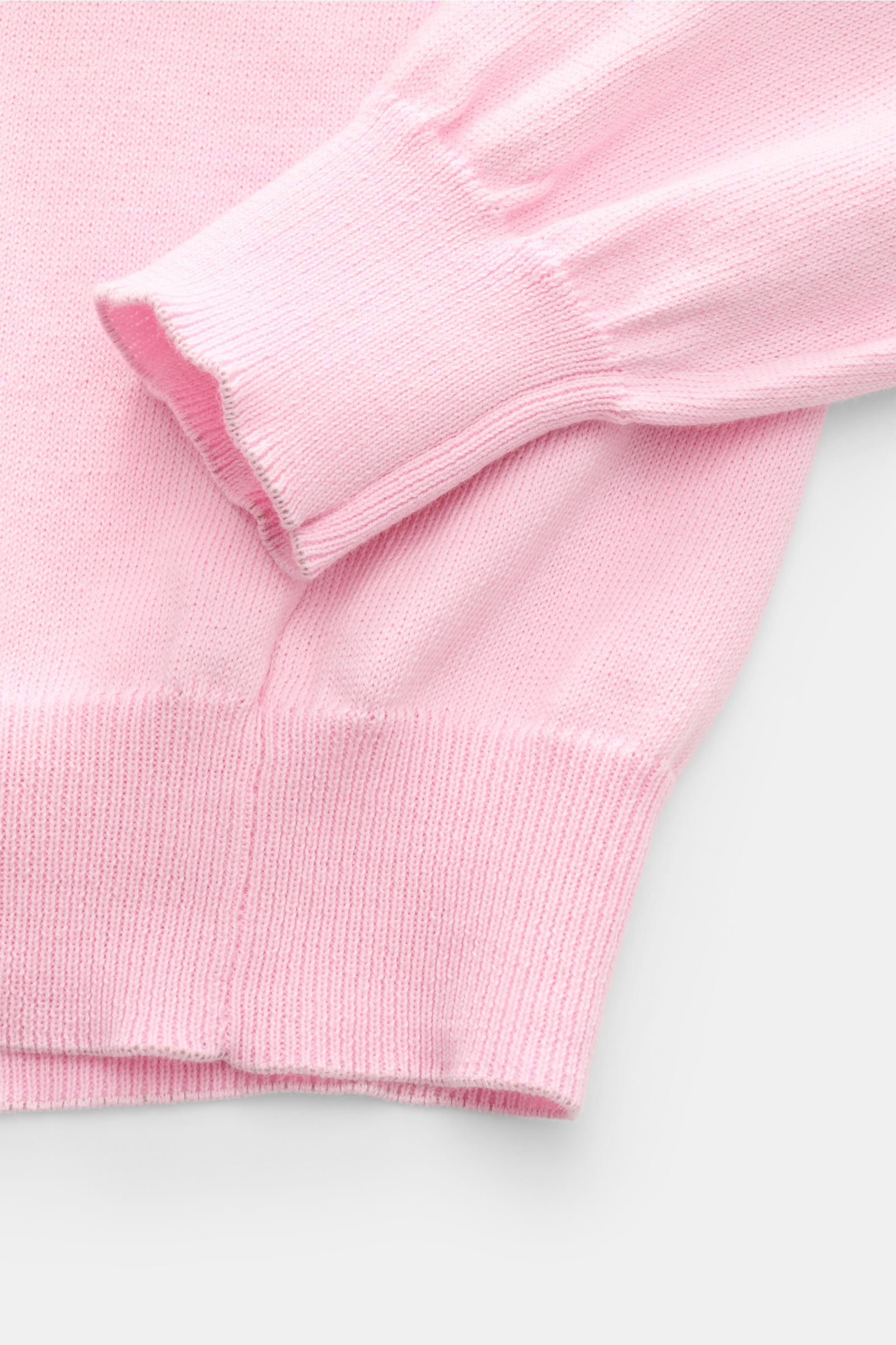 Close-up top-down view of the B.F. Knitwear Crew neck jumper rose showing soft pure cotton fine knit fabric, slim fit, ribbed bands, and crew neck.

A versatile essential for spring: This crew neck jumper in pure cotton by B.F. KNITWEAR enhances any wa