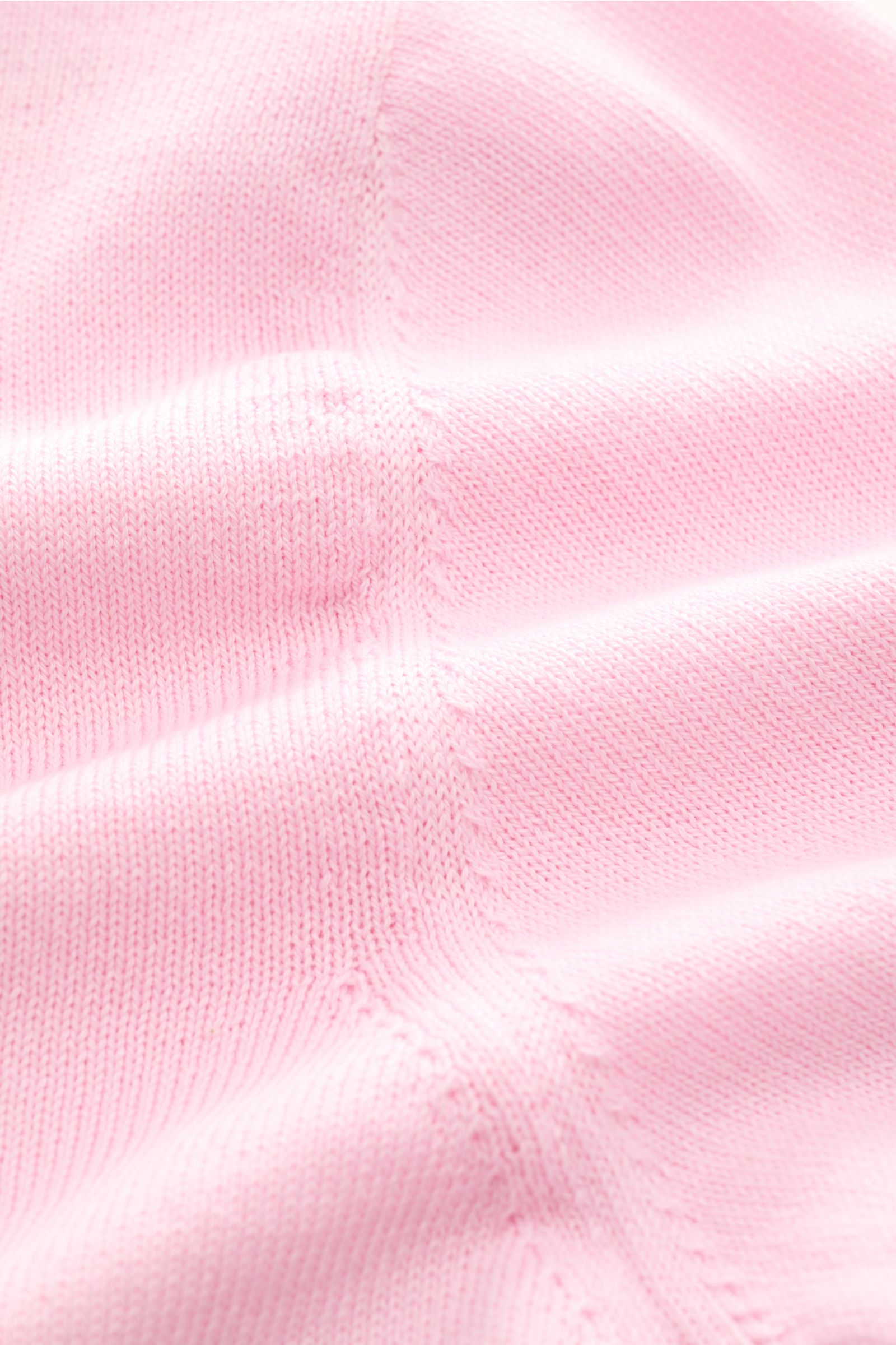 Close-up front view of B.F. Knitwear Crew neck jumper rose in pure cotton, showcasing fine knit, soft feel, slim fit, and ribbed bands.  

Description: A versatile essential for spring: This crew neck jumper in pure cotton by B.F. KNITWEAR enhances any