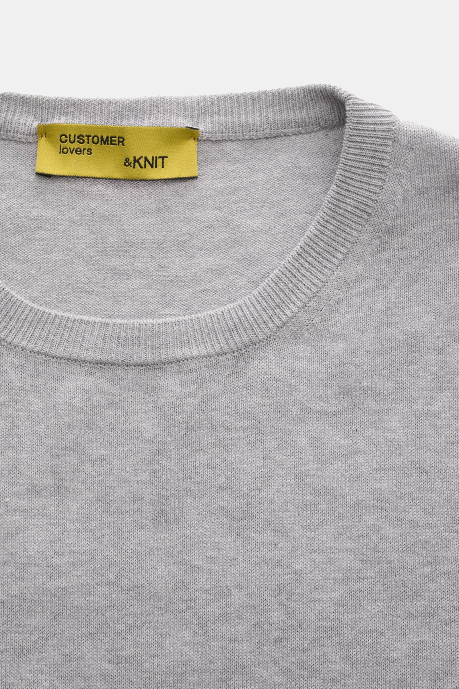 B.F. Knitwear Rundhalspullover grau meliert, Nahaufnahme von oben, Slim Fit, reine Baumwolle, weicher Griff, feines Strickbild, Rundhalsausschnitt, Rippbündchen.