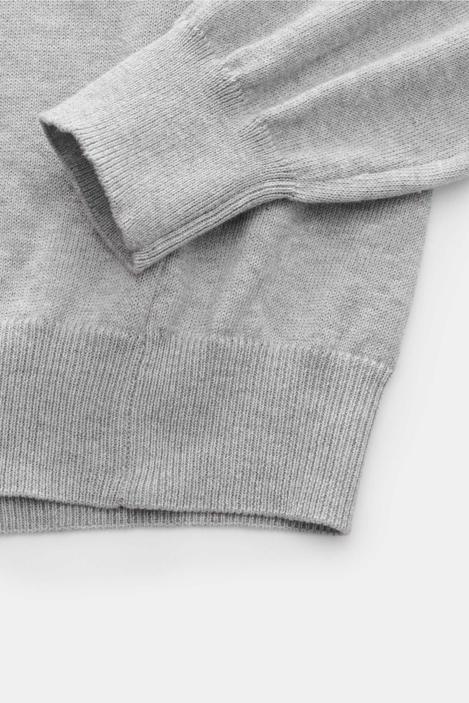 B.F. Knitwear Rundhalspullover grau meliert, Detailaufnahme von Ärmel und Saum, reine Baumwolle, weicher Griff, Slim Fit, Rippbündchen.