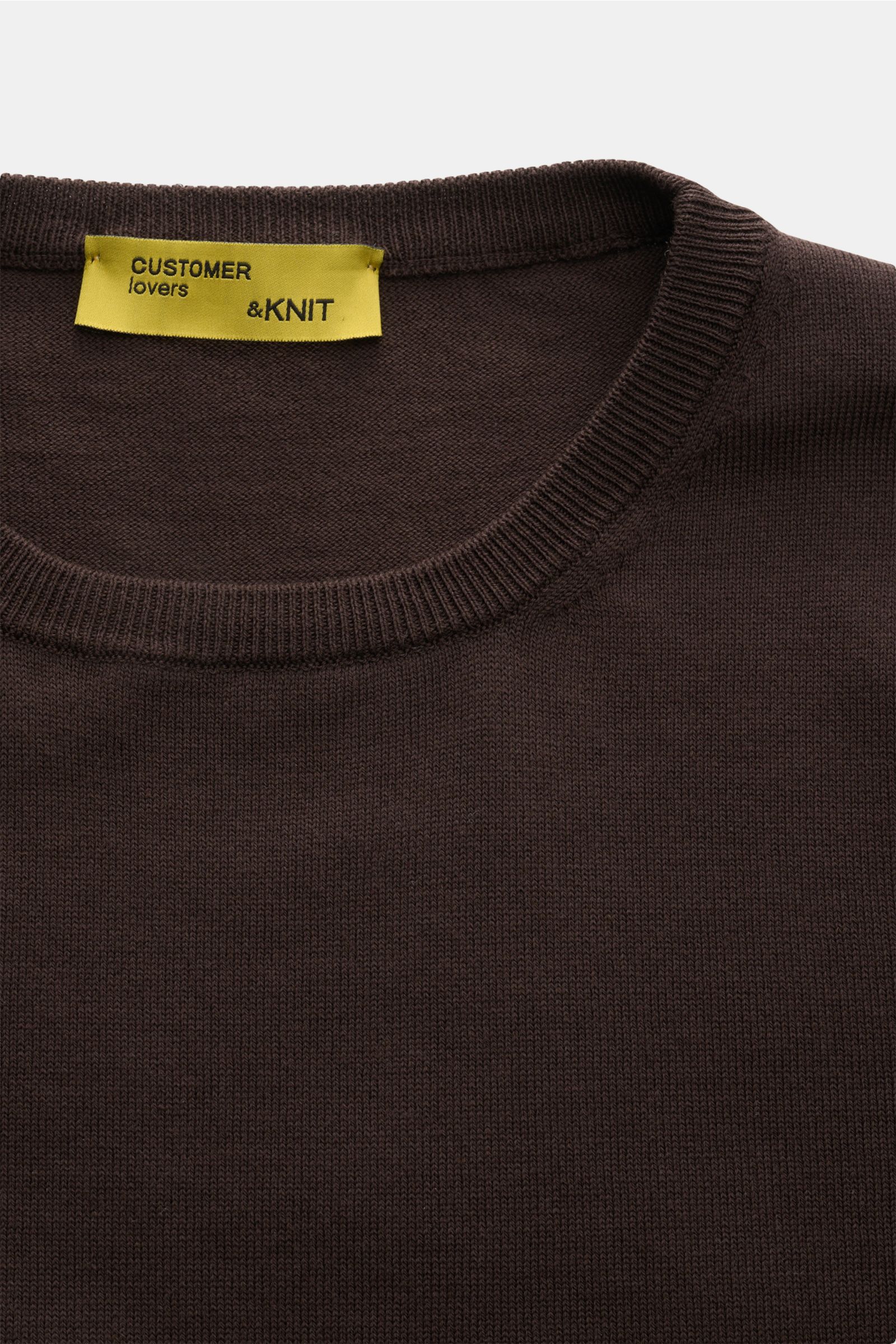 Close-up front view of B.F. Knitwear Crew neck jumper dark brown in fine knit pure cotton with ribbed bands, soft feel, slim fit.

Description: A versatile essential for spring: This crew neck jumper in pure cotton by B.F. KNITWEAR enhances any wardrob