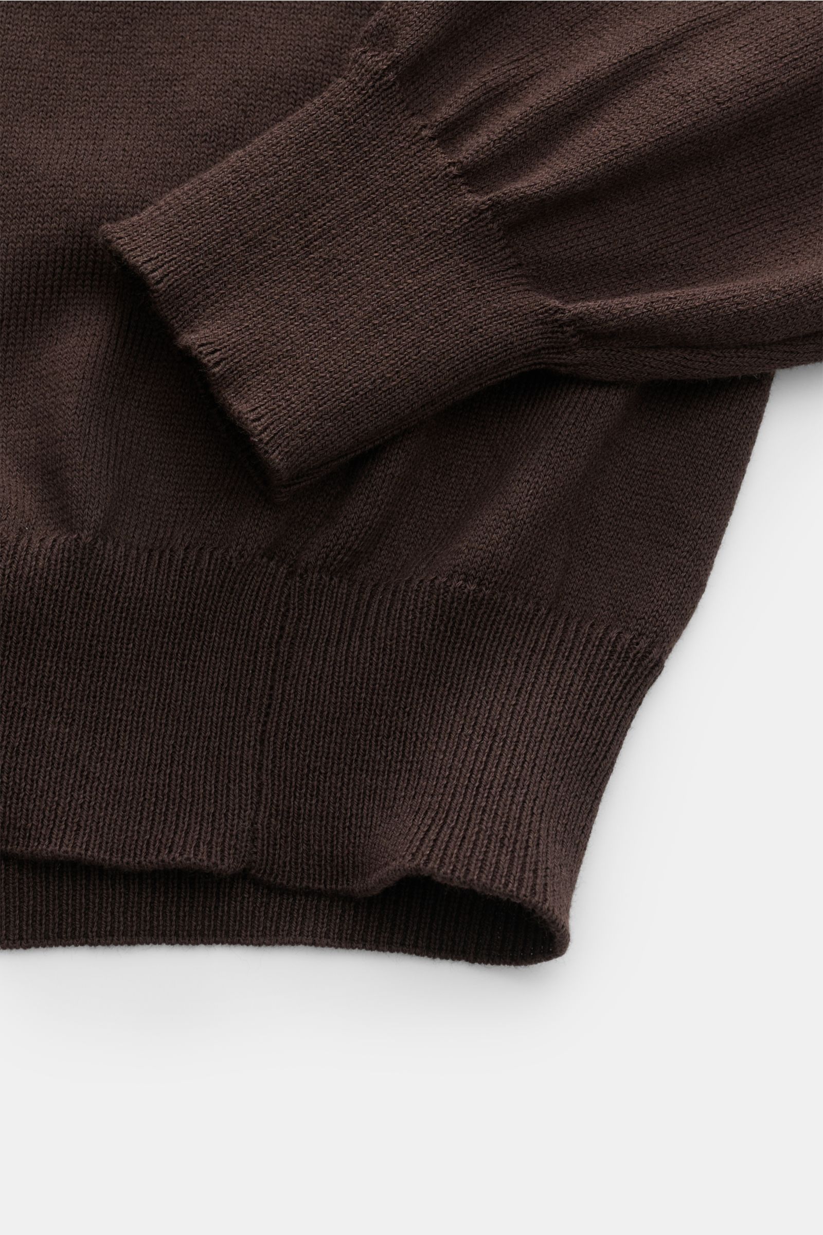 Nahaufnahme des B.F. Knitwear Rundhalspullover dunkelbraun von oben fotografiert, feines Strickbild, Slim Fit, weicher Griff, reine Baumwolle, Rundhalsausschnitt, komfortable Rippbündchen.