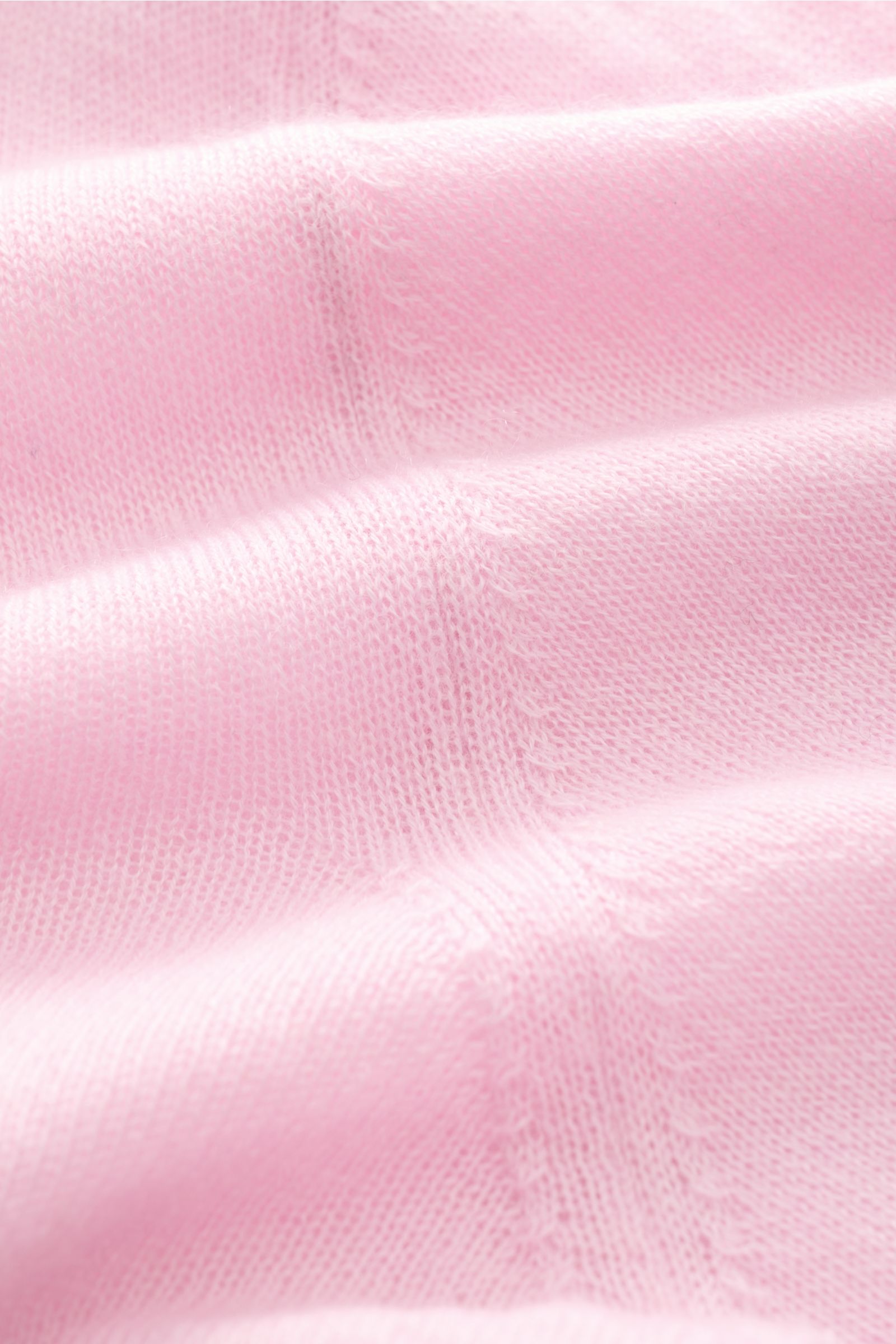Close-up view of the B.F. Knitwear Cashmere crew neck jumper rose showing its fine, airy knit and soft texture.

Lightweight summer cashmere from knitwear experts B.F. KNITWEAR: enhance your spring wardrobe with a durable, Italian-made must-have with t