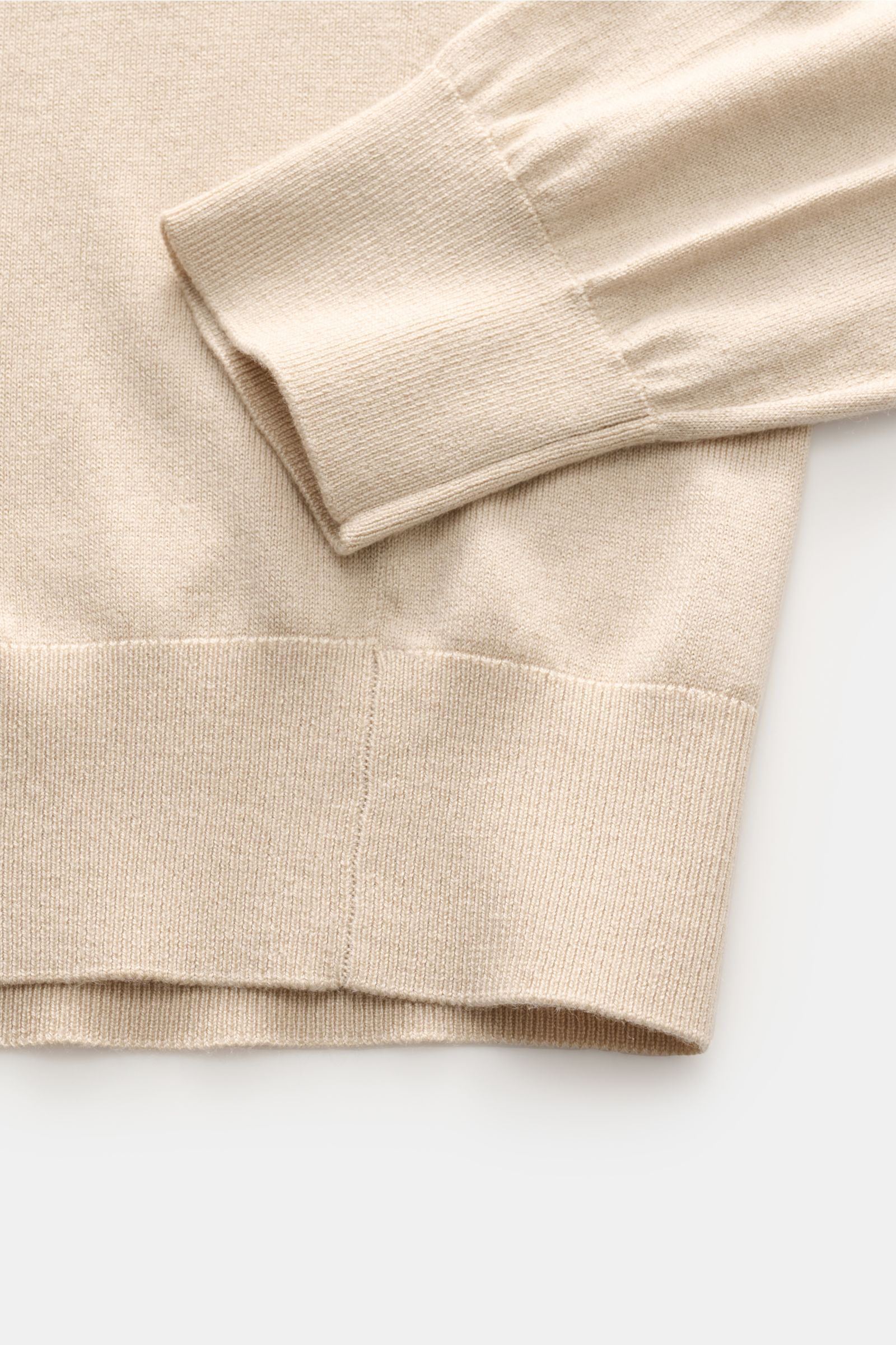 Close-up front view of the beige Della Ciana Feinstrick-Rundhalspullover 'Girocollo' showing its fine knit texture, soft silk-cashmere blend, slim fit, round neckline, and comfortable ribbed cuffs and hem. 
