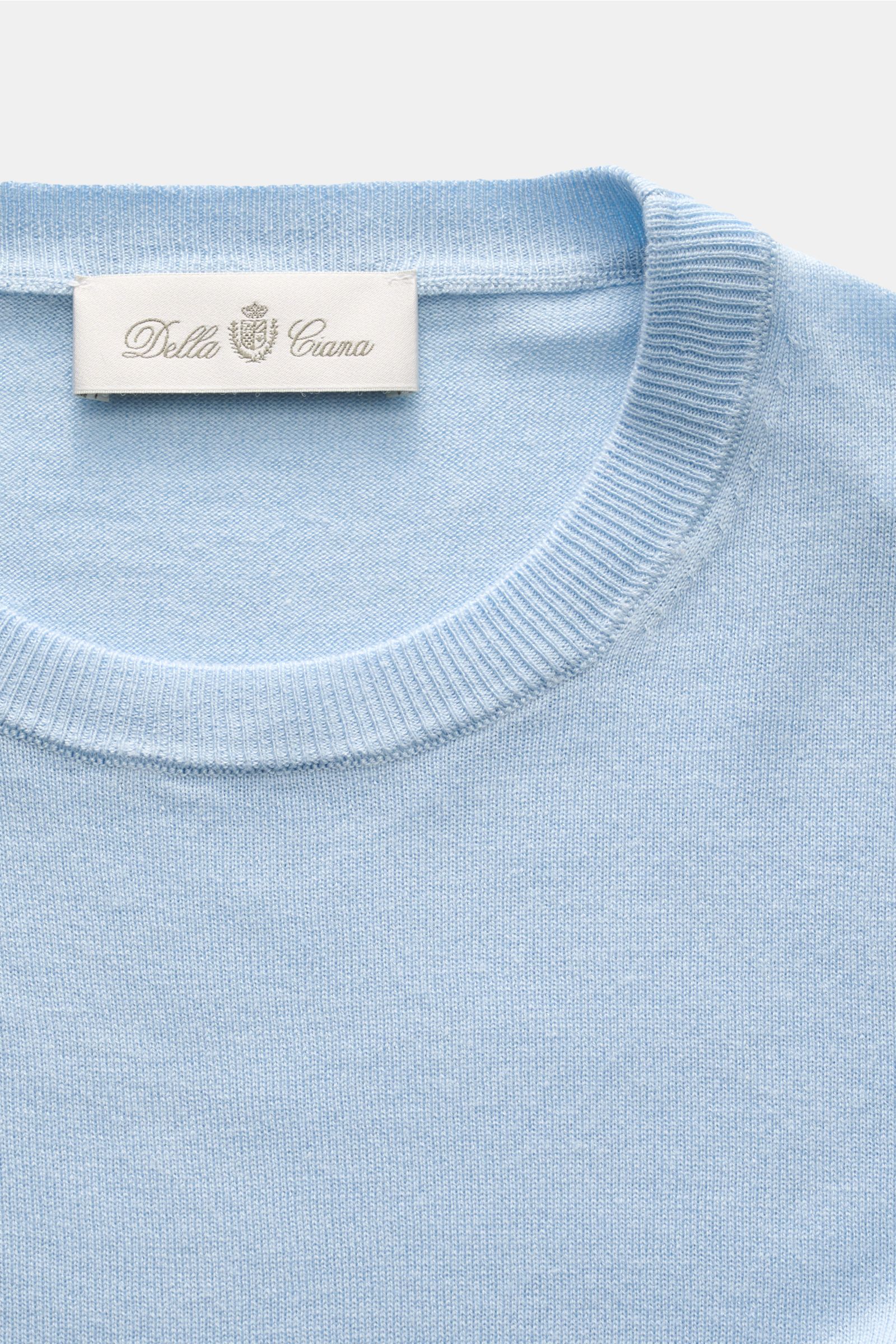 Della Ciana Feinstrick-Rundhalspullover 'Girocollo' pastellblau shown from a top-down close-up, highlighting its slim fit, round neck, soft silk-cashmere blend, fine knit texture, and ribbed collar. 