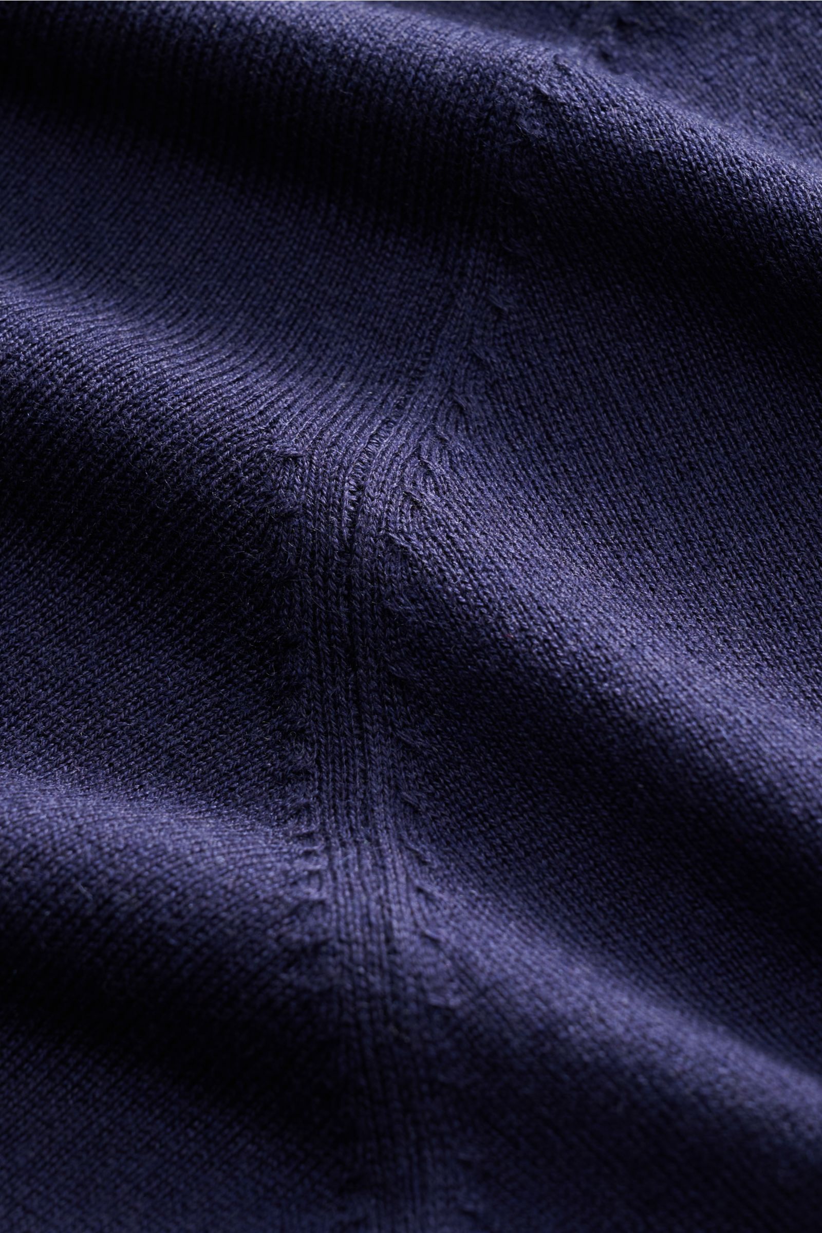Close-up view of navy fabric texture showing fine knit detail and subtle ribbing of the Della Ciana Feinstrick-Rundhalspullover 'Girocollo' navy made from a silk and cashmere blend. 