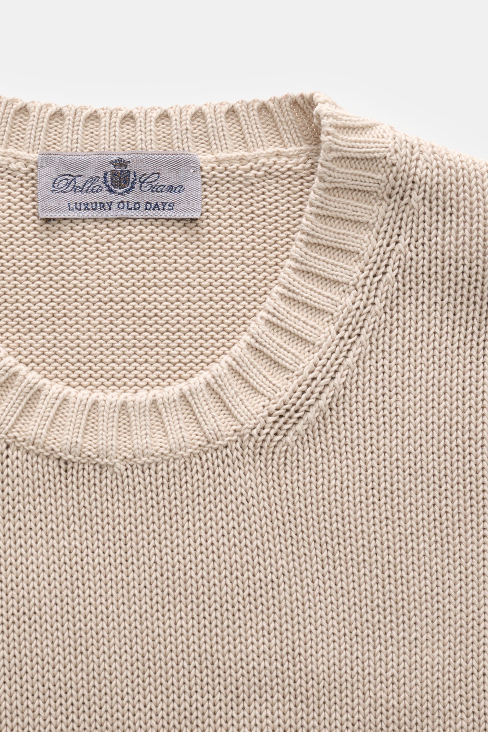 Della Ciana Rundhalspullover sand, Nahaufnahme von oben, mittelfeiner Strick aus Pima-Baumwolle, weicher Griff, Slim Fit, Rundhalsausschnitt.