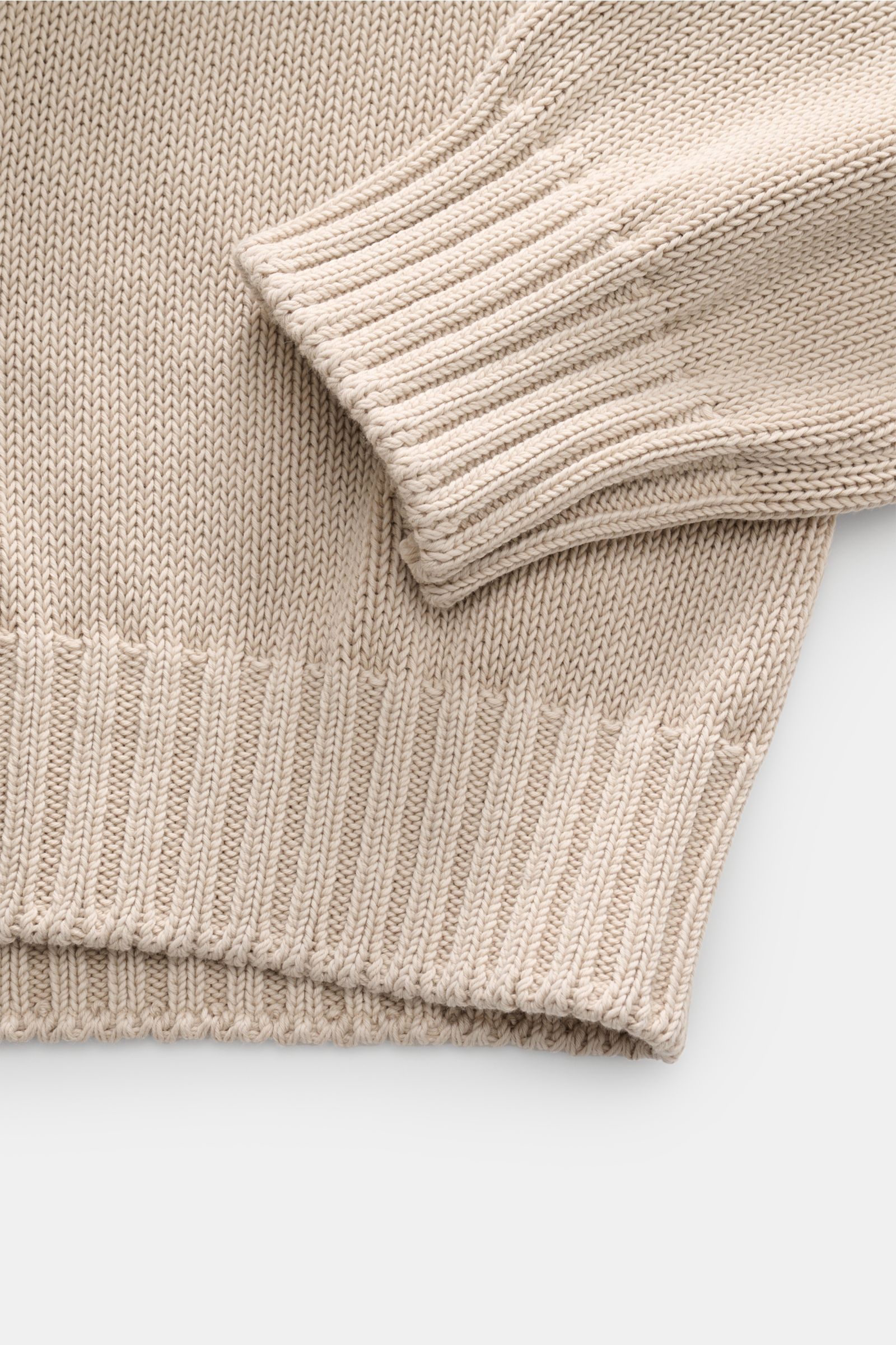 Nahaufnahme des Della Ciana Rundhalspullover sand aus reiner Pima-Baumwolle, Slim Fit, weicher Griff, mittelfeines Strickbild, Rundhalsausschnitt, Rippbündchen, von oben fotografiert.