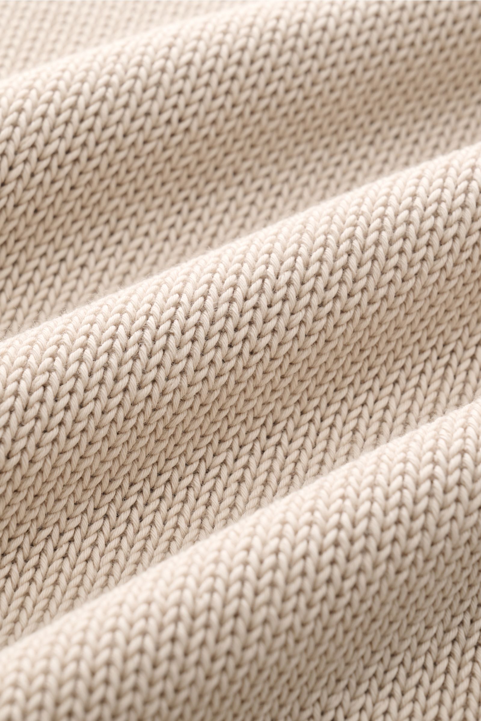 Nahaufnahme des feinen mittelfeinen Strickbilds in sandfarben, Detailansicht des Della Ciana Rundhalspullover sand aus reiner Pima-Baumwolle.