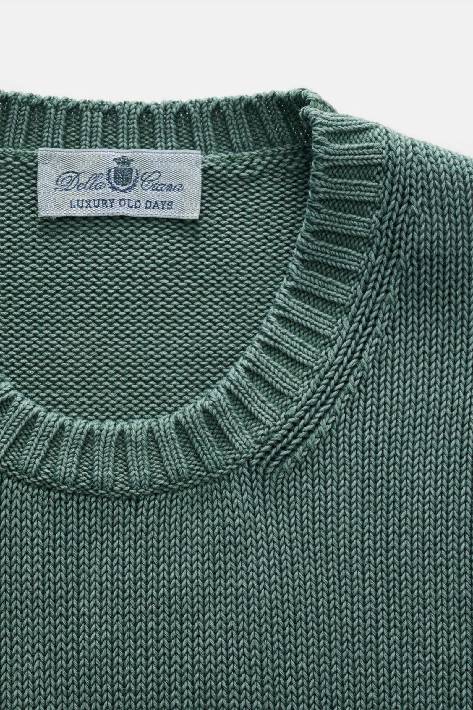 Nahaufnahme des Della Ciana Rundhalspullover graugrün von oben, mittelfeiner Pima-Baumwollstrick mit Rundhals und Rippbündchen.