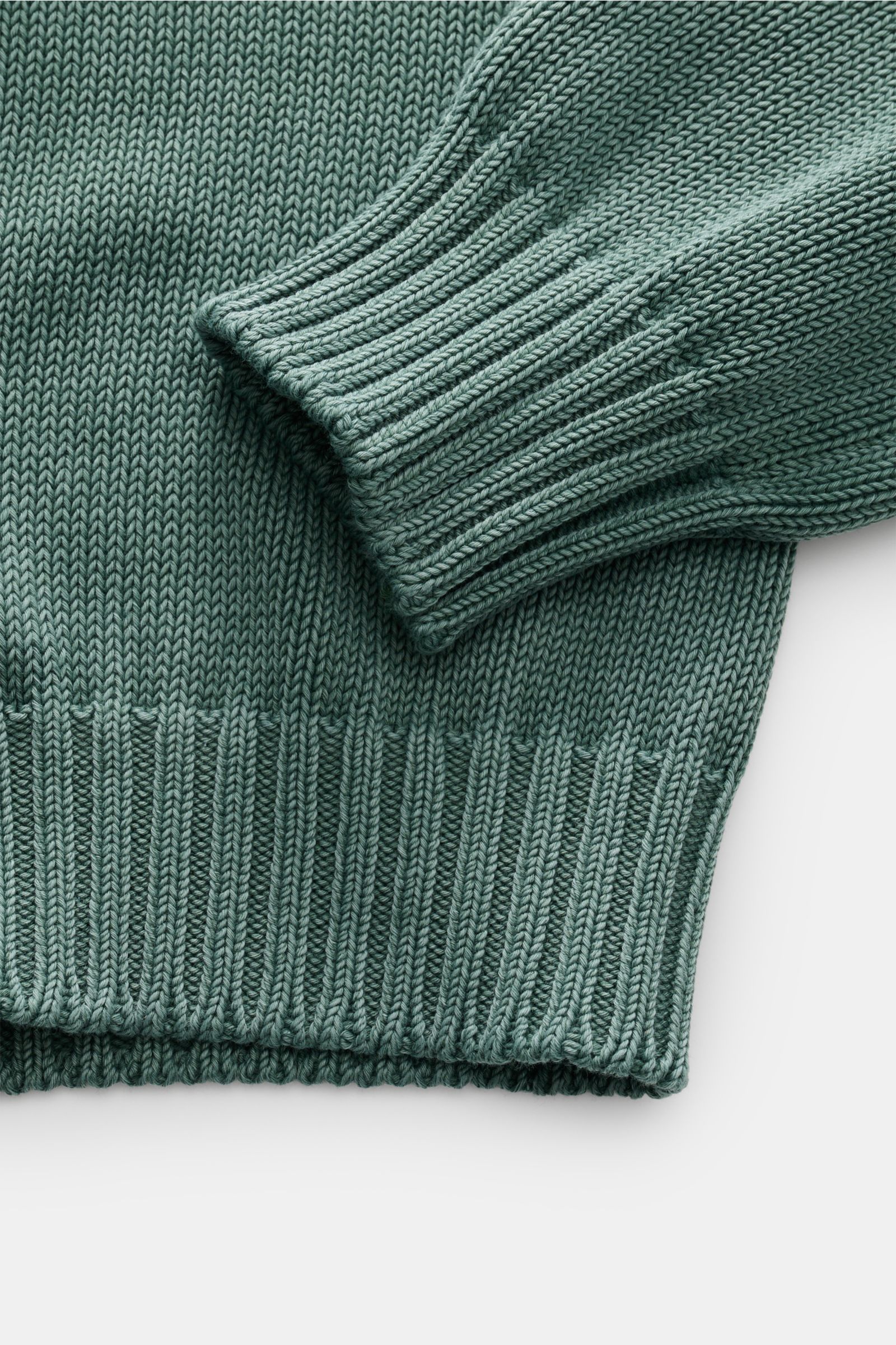 Nahaufnahme eines Della Ciana Rundhalspullover graugrün aus reiner Pima-Baumwolle, Slim Fit mit weichem Griff und Rippbündchen.