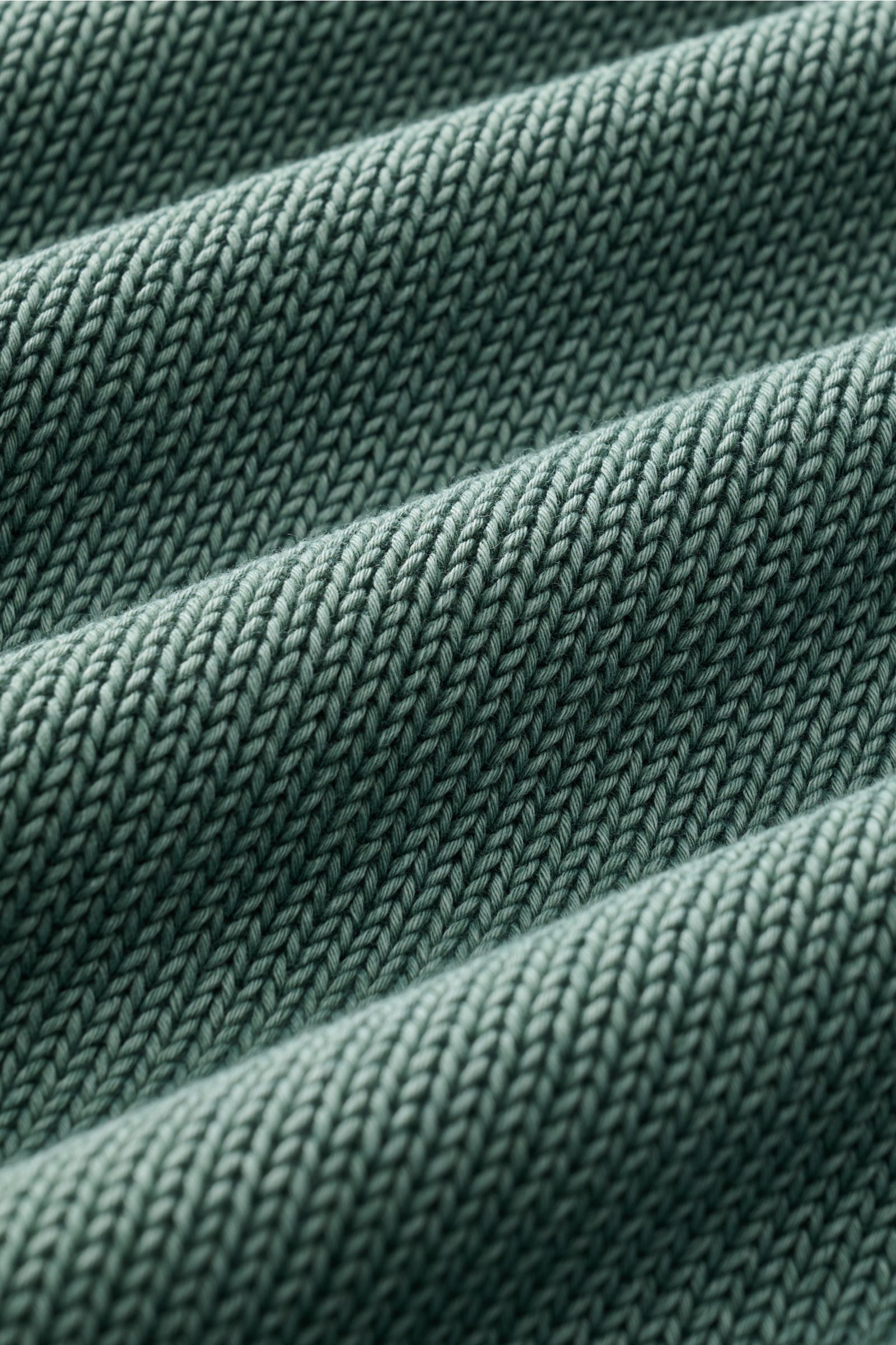 Nahaufnahme des Strickmusters des graugrünen Della Ciana Rundhalspullover aus reiner Pima-Baumwolle mit mittelfeinem Strickbild.