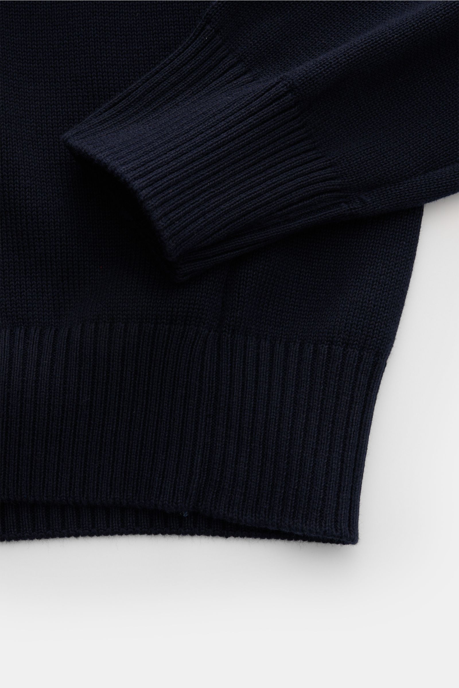 Gran Sasso Rundhalspullover navy aus reiner Baumwolle, Slim Fit, feines Strickbild, Rundhalsausschnitt, Rippbündchen, Nahaufnahme von Ärmel und Bund.