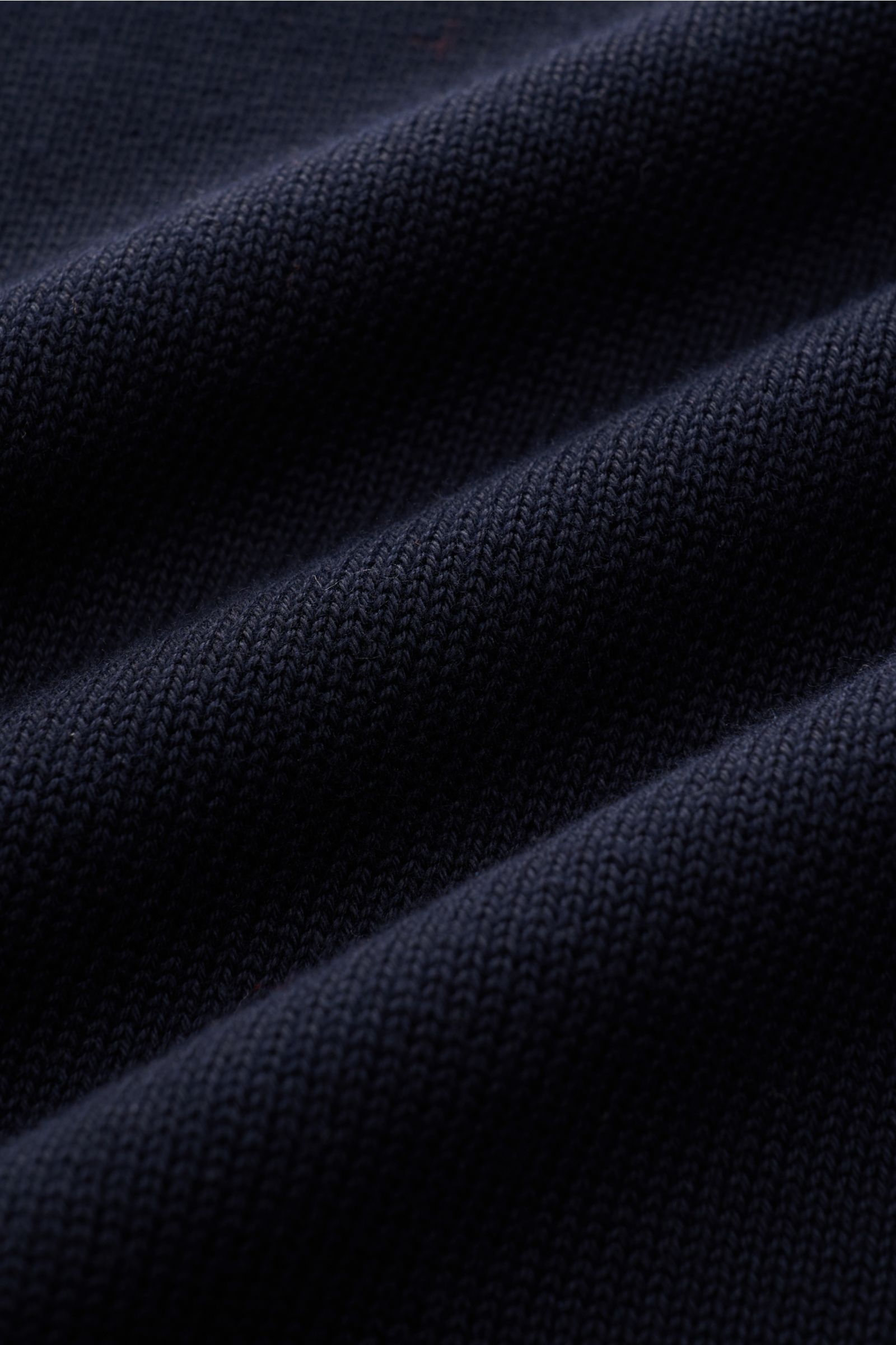 Gran Sasso Rundhalspullover navy in Nahaufnahme, feines Strickbild, reine Baumwolle, weicher Griff, Slim Fit, Rundhalsausschnitt, Rippbündchen.