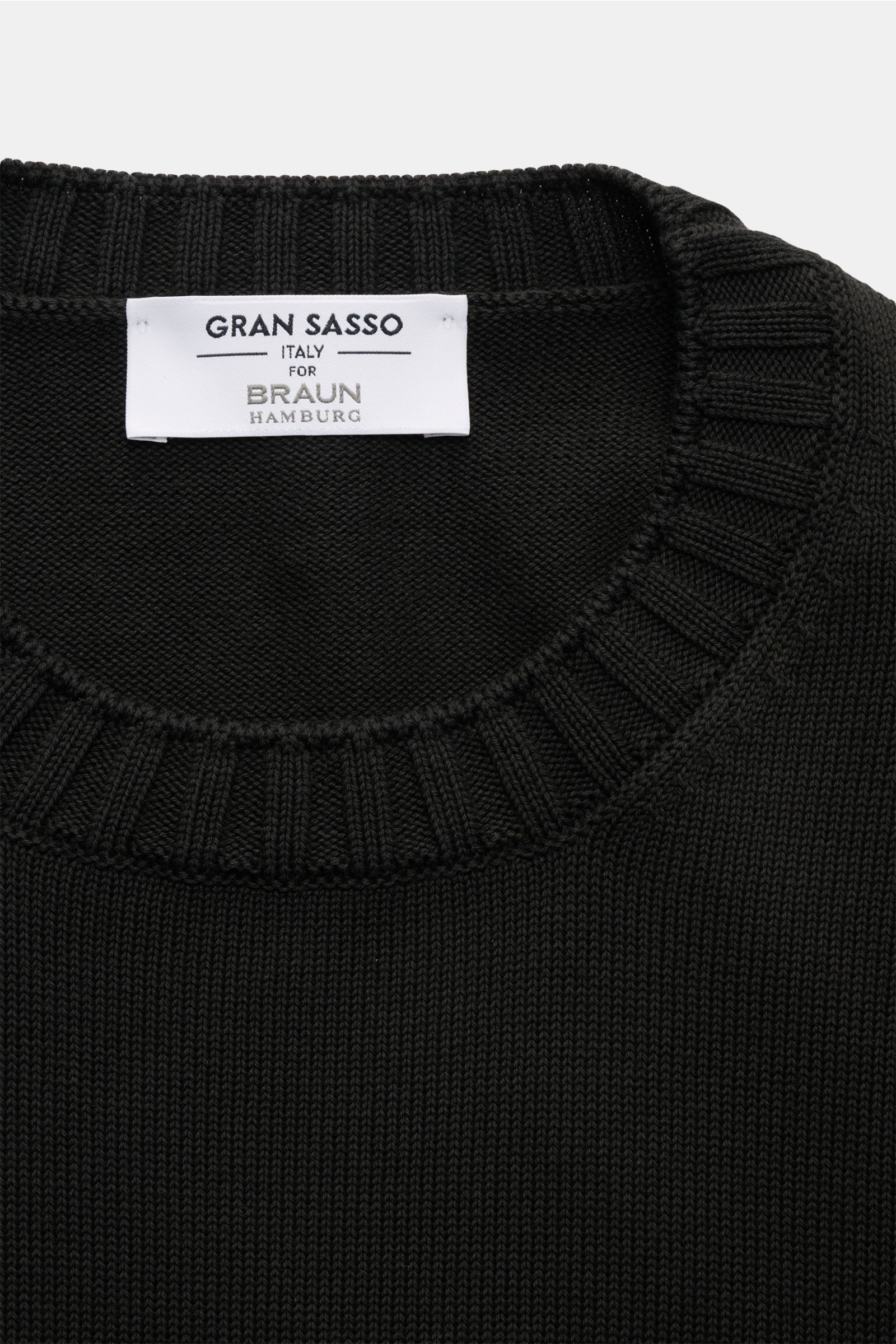 Gran Sasso Rundhalspullover schwarz, Detailfoto von oben auf Rundhalsausschnitt mit Rippbündchen, reine Baumwolle, Slim Fit, feines Strickbild, weicher Griff.