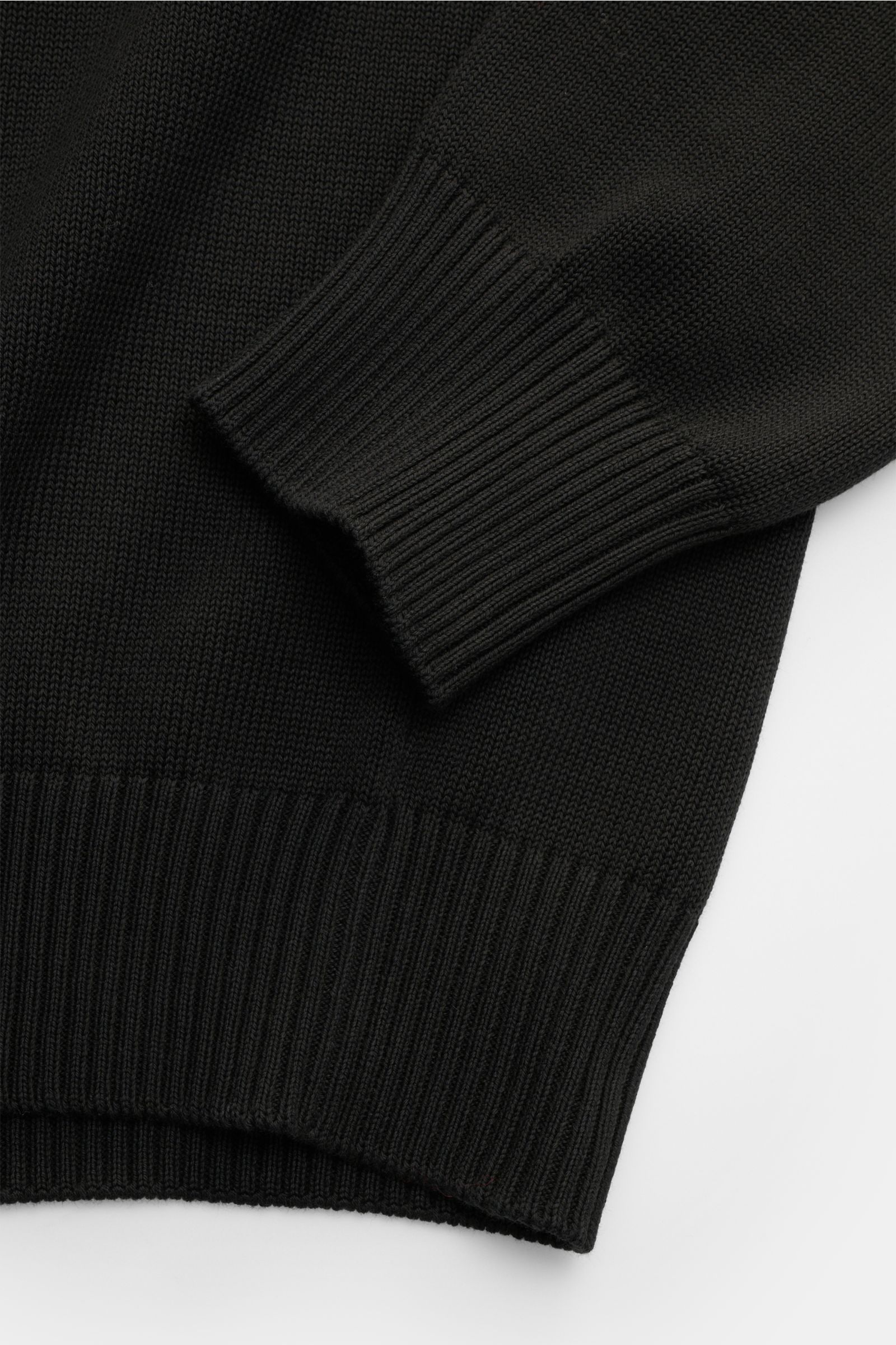 Gran Sasso Rundhalspullover schwarz, Detailfoto von Ärmel und Saum, reine Baumwolle, weicher Griff, feines Strickbild, Slim Fit, Rundhalsausschnitt, Rippbündchen.