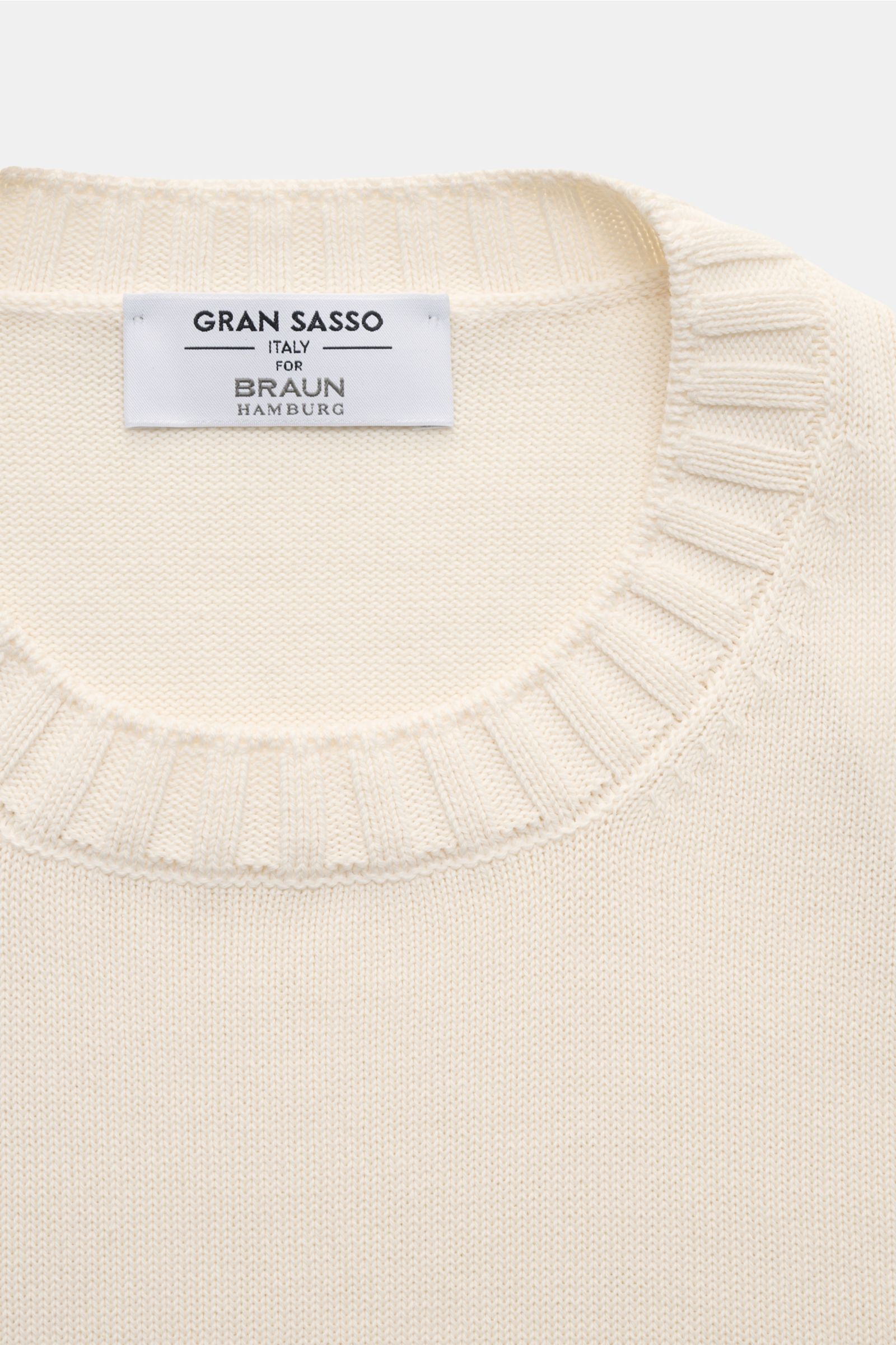 Gran Sasso Rundhalspullover creme, Slim Fit, reine Baumwolle mit feinem Strickbild, Rundhalsausschnitt und Rippbündchen, Nahaufnahme von oben.