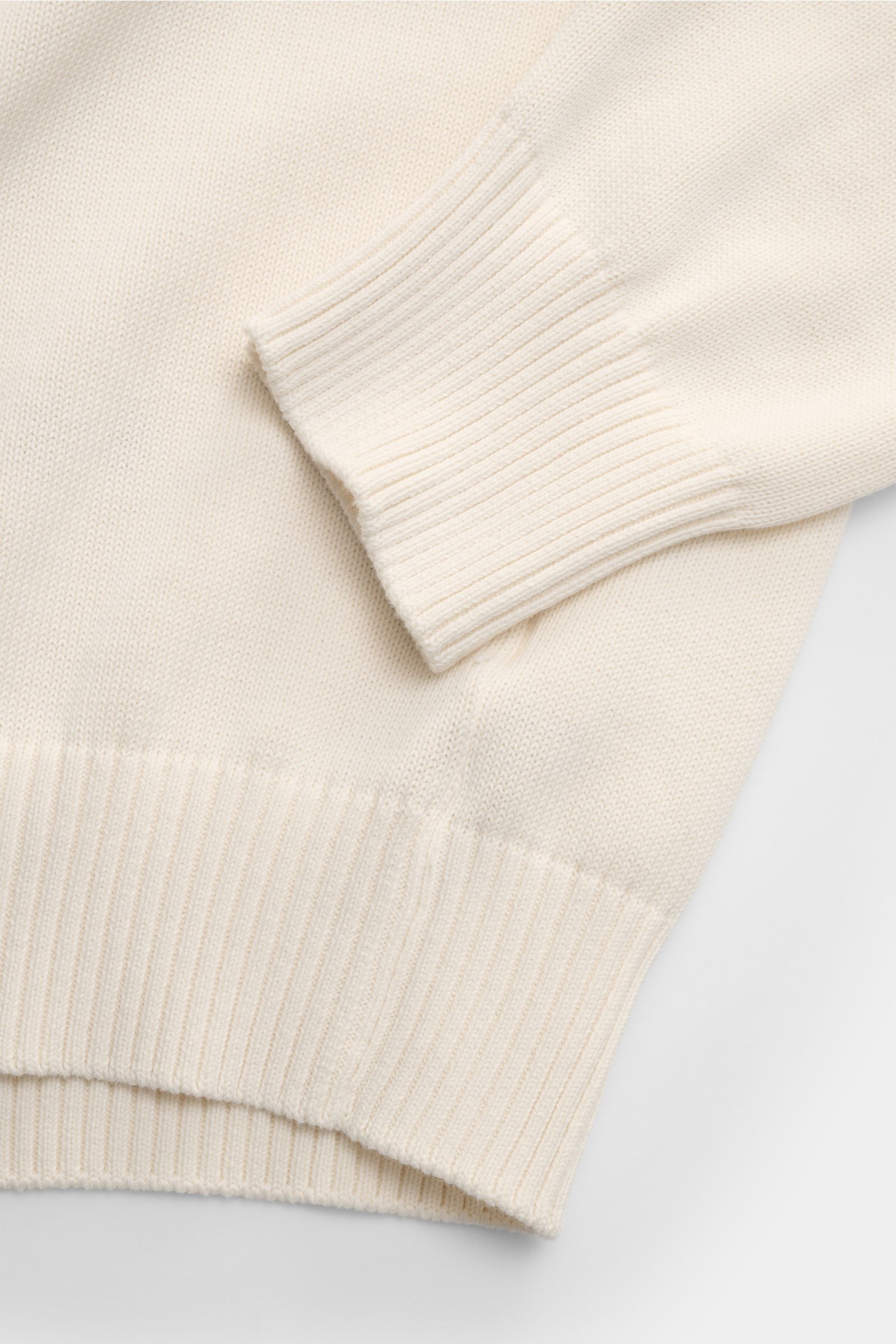Gran Sasso Rundhalspullover creme, Detailaufnahme von Ärmel und Saum in Slim Fit, reine Baumwolle, weicher Griff, feines Strickbild, Rundhalsausschnitt, Rippbündchen.