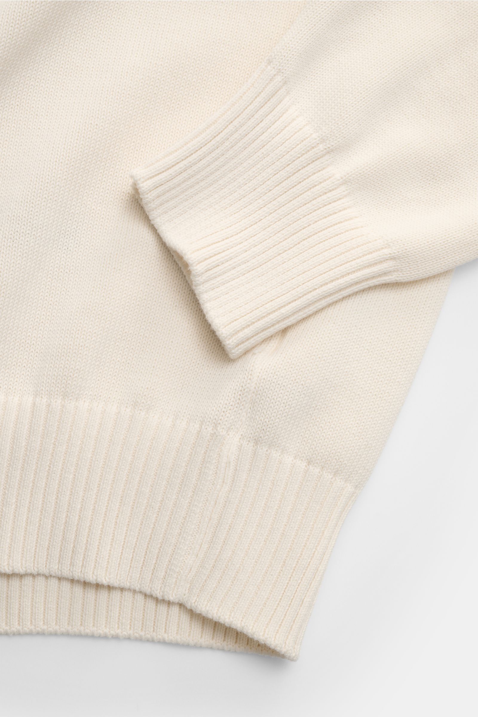 Gran Sasso Rundhalspullover creme, Detailaufnahme von Ärmel und Saum, reine Baumwolle, weicher Griff, feines Strickbild, Slim Fit, Rundhalsausschnitt, Rippbündchen.