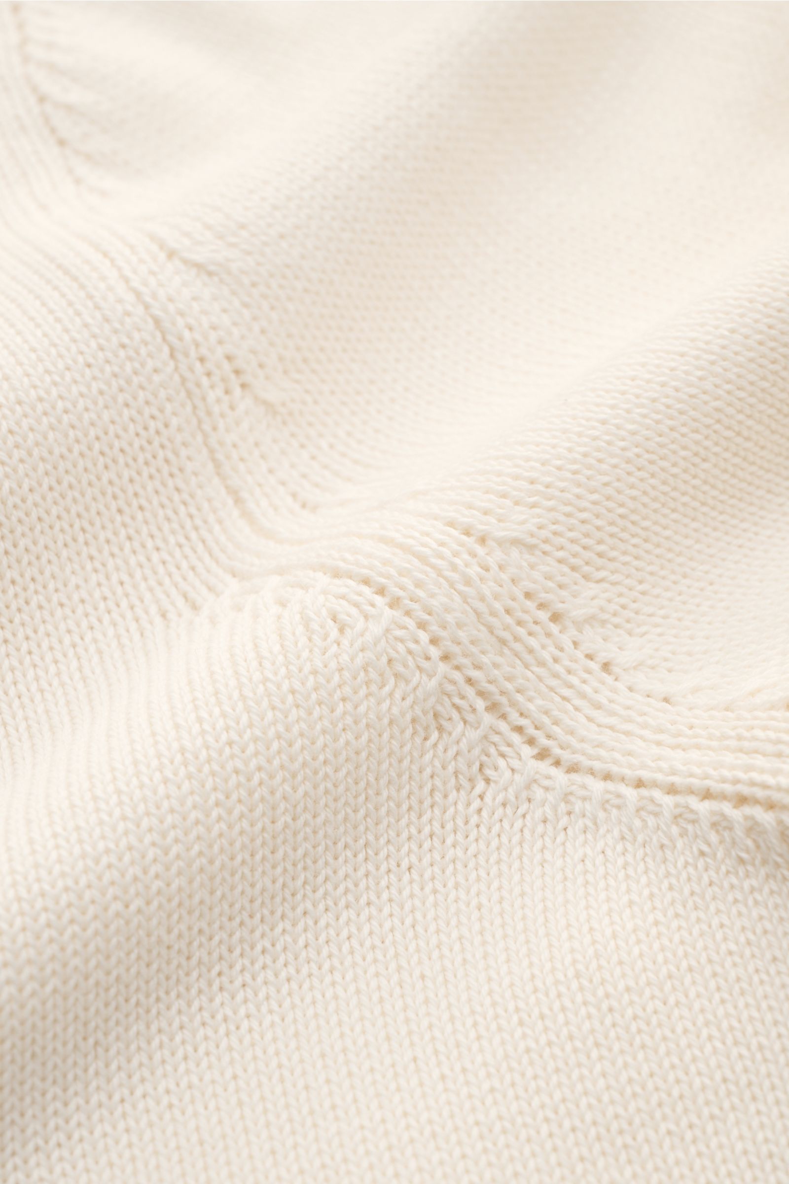 Gran Sasso Rundhalspullover creme, Detailaufnahme aus Nähe zeigt feines Strickbild, reine Baumwolle, weicher Griff, Slim Fit mit Rippbündchen.