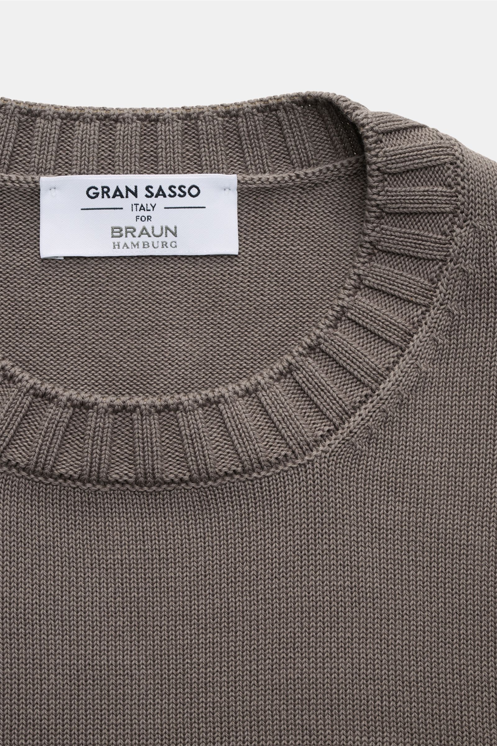 Gran Sasso Rundhalspullover graubraun aus reiner Baumwolle, Slim Fit, feines Strickbild, Rundhalsausschnitt, Rippbündchen, Detailaufnahme von oben.