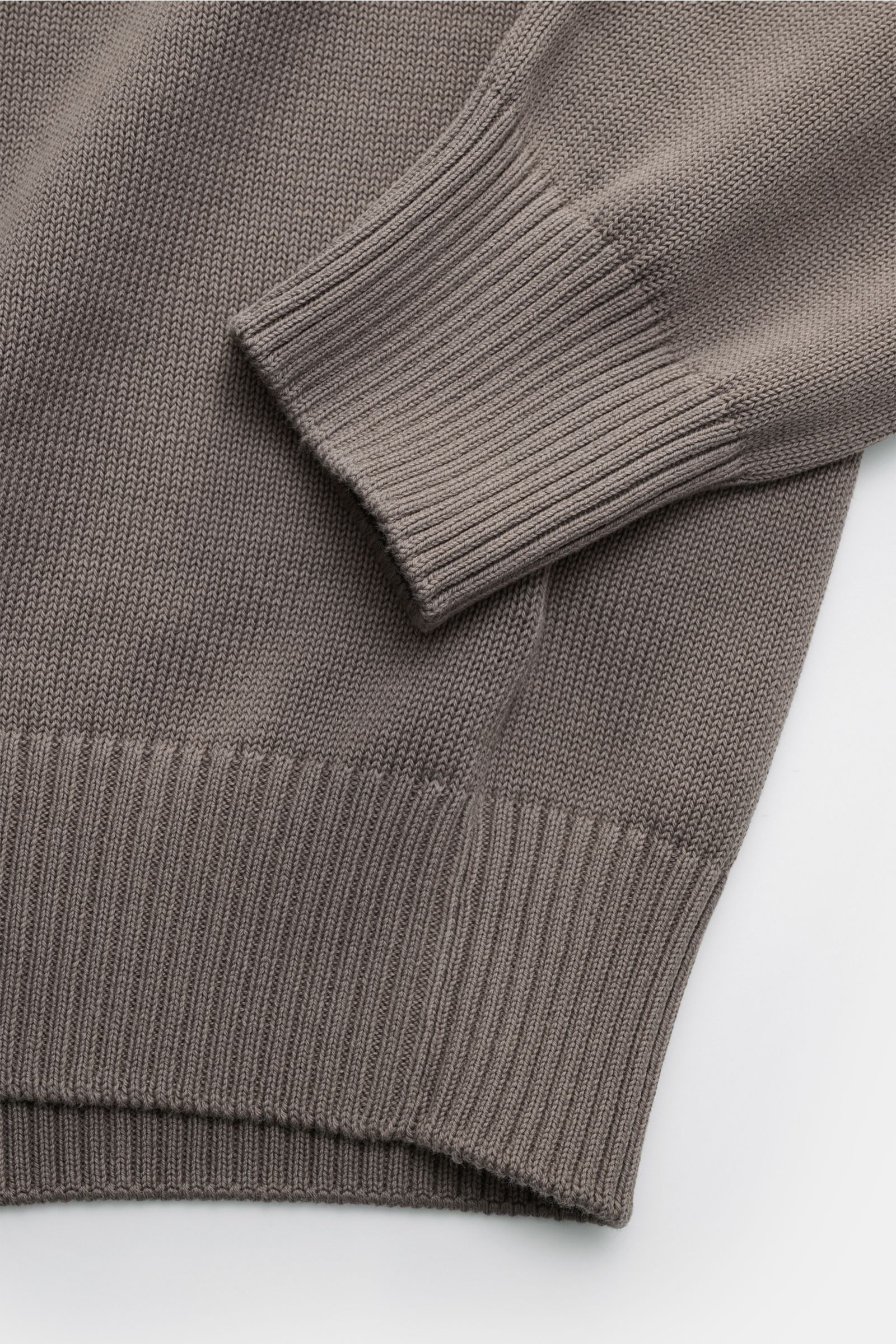 Gran Sasso Rundhalspullover graubraun, Detailaufnahme von Ärmel und Bund, reine Baumwolle, weicher Griff, feines Strickbild, Slim Fit, Rundhalsausschnitt, Rippbündchen.