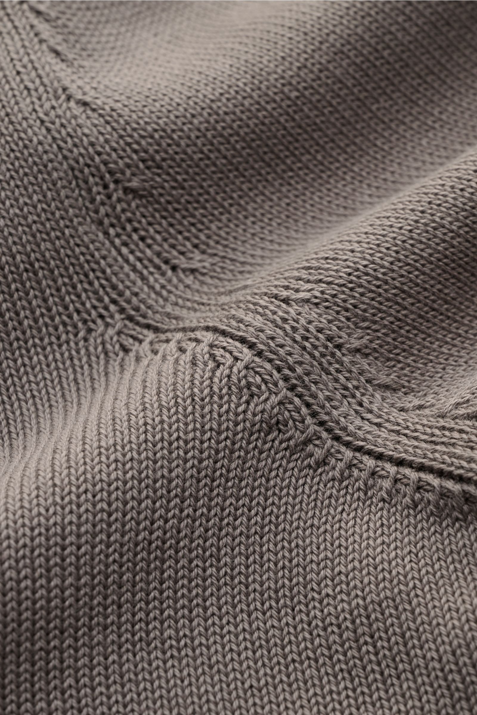 Gran Sasso Rundhalspullover graubraun, Detailaufnahme des feinen Strickbilds und weichen Baumwollstoffs aus Slim Fit mit Rundhalsausschnitt.