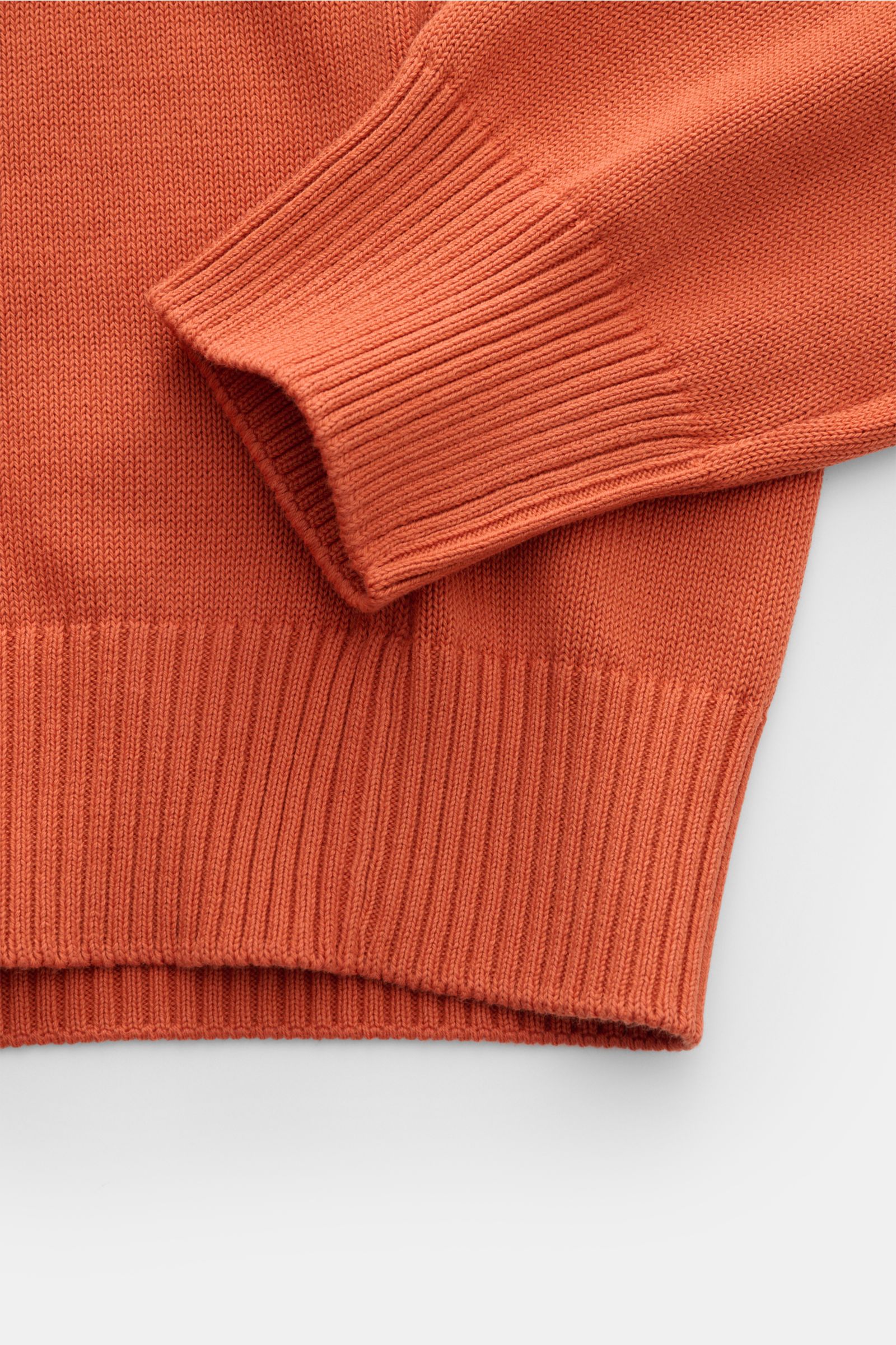 Nahaufnahme des Gran Sasso Rundhalspullover orange, fotografiert von schräg oben, zeigt feines Strickbild, weichen Griff, Slim Fit, Rundhalsausschnitt und komfortable Rippbündchen aus reiner Baumwolle.