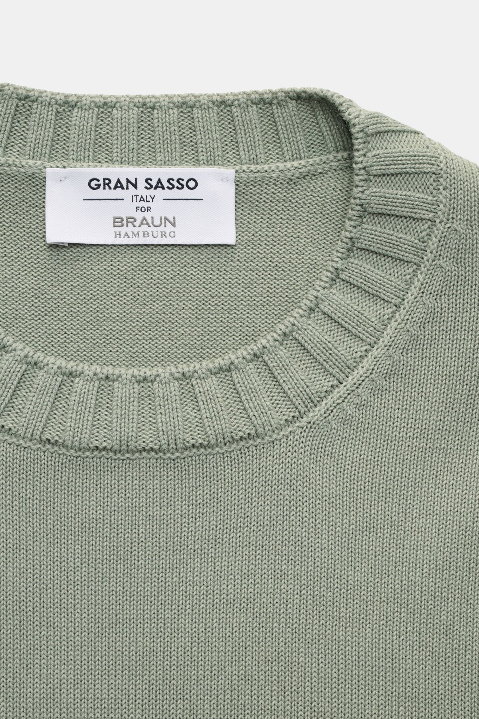 Gran Sasso Rundhalspullover salbei, Nahaufnahme von oben, reine Baumwolle, weicher Griff, feines Strickbild, Slim Fit, Rundhalsausschnitt, Rippbündchen.