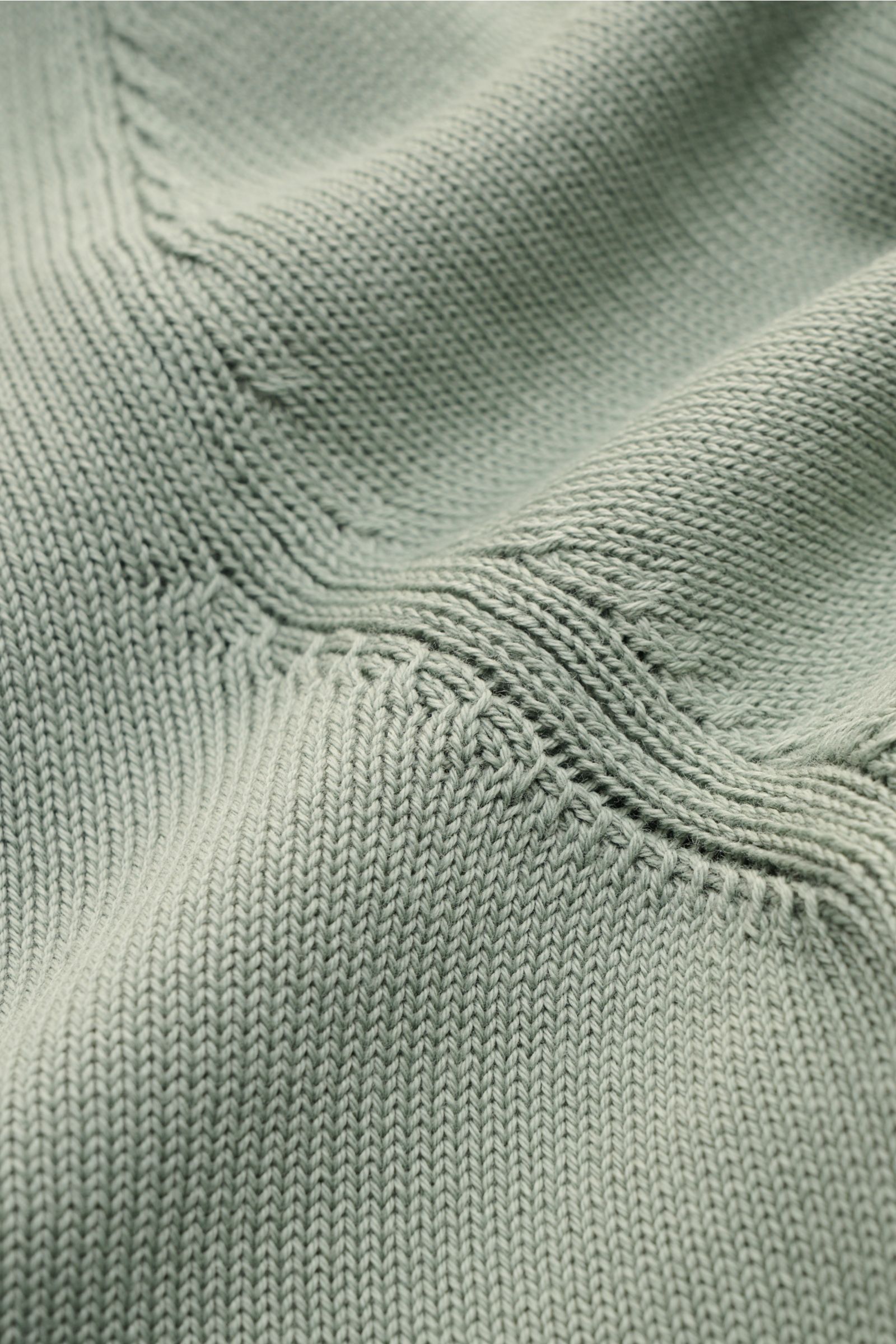 Nahaufnahme des Gran Sasso Rundhalspullover salbei mit feinem Strickbild, weichem Griff und komfortablen Rippbündchen aus reiner Baumwolle.